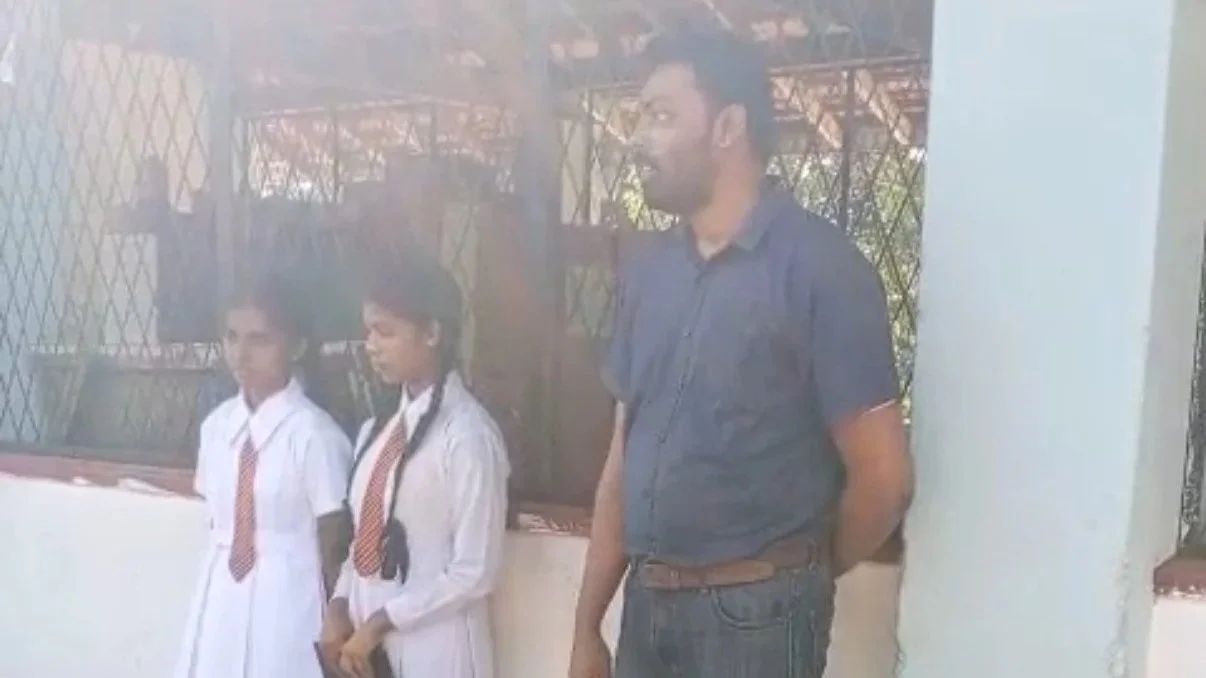 Wicramasinghe Kanishta Vidalaya School Receives their book delivery!