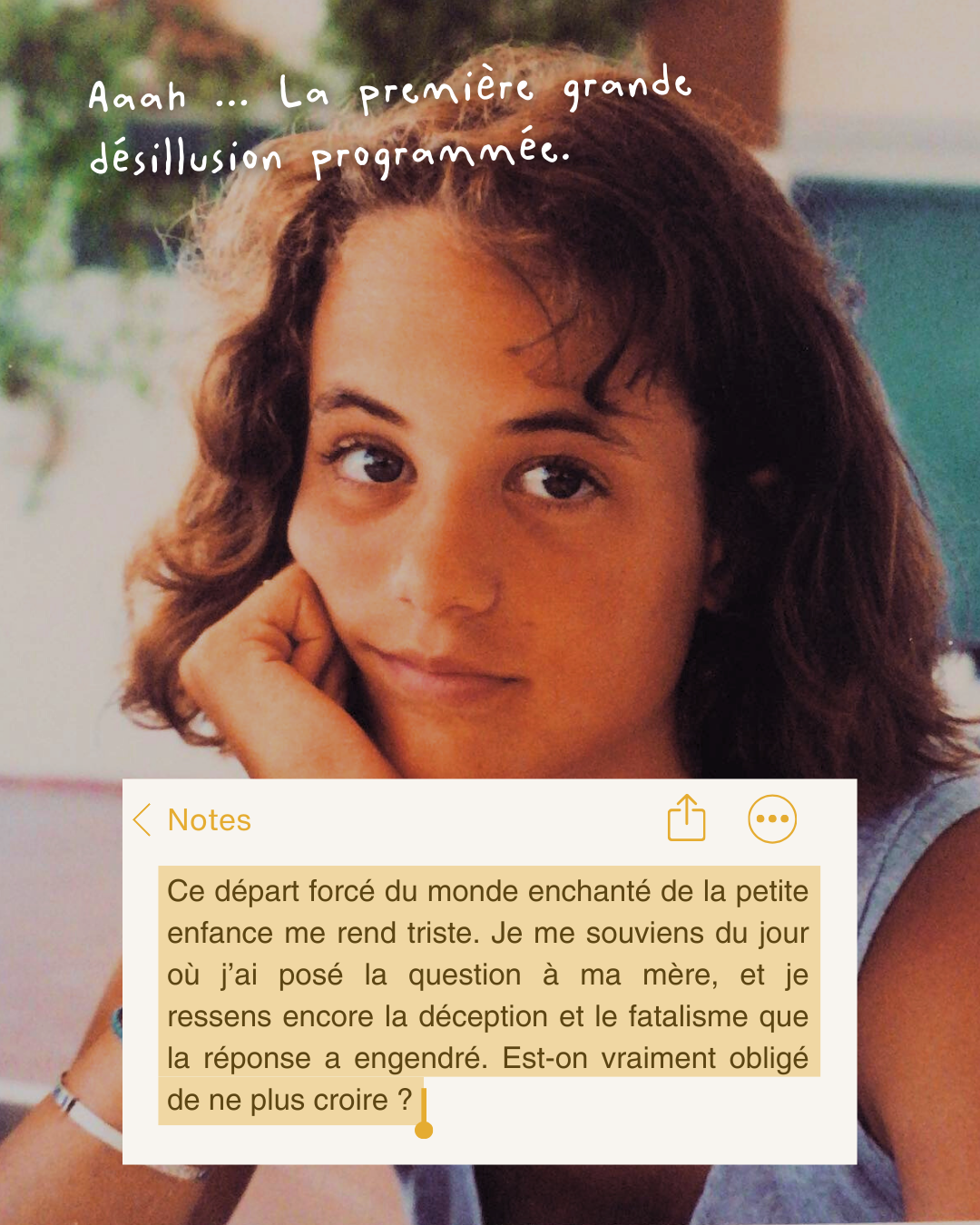 Une jeune fille aux cheveux bruns, regardant l'objectif, avec un commentaire écrit en français sur l'image exprimant une tristesse liée à la perte de foi en la religion ou le monde.