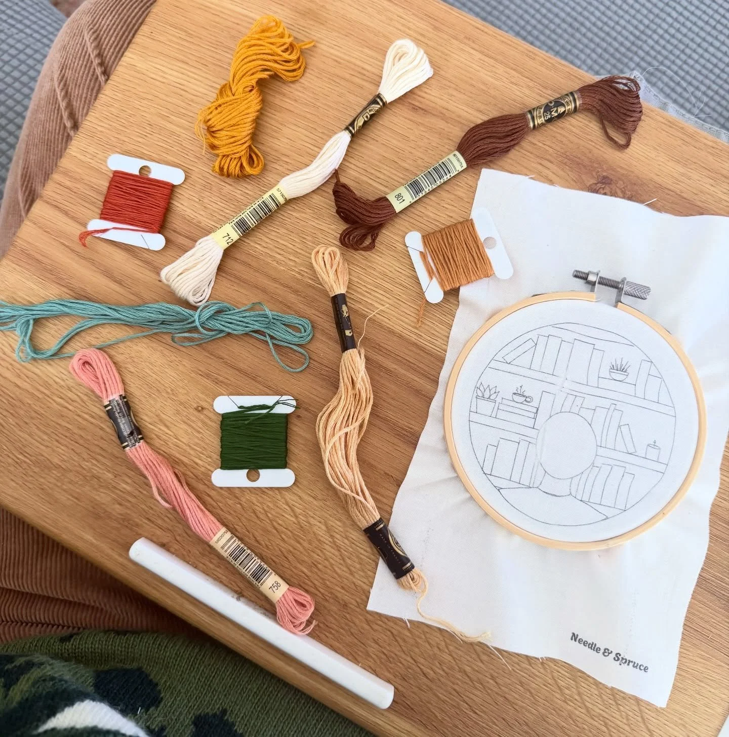 Working on a lil color palette testing for a new beginner embroidery kit 👀📚

#needleandspruce #embroiderykit #beginnerembroidery #bookstagram #wip
