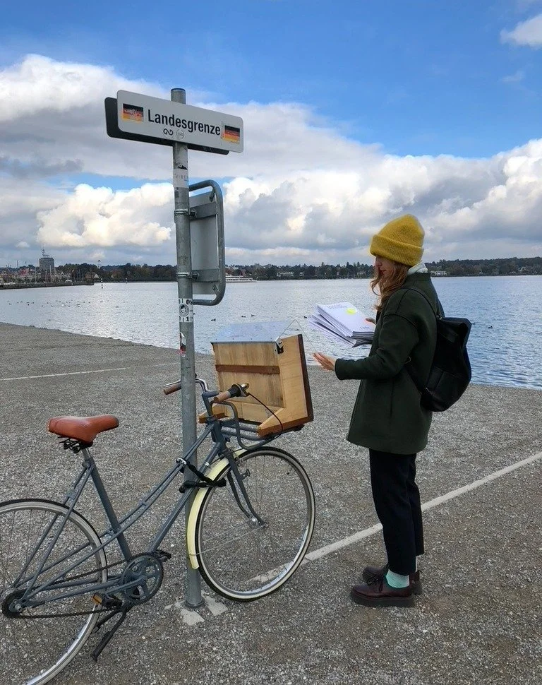 NUN, tanzt zwischen den Ländern. Da findet sich immer eine Lücke, die wir mit Geschichten füllen, aus Kreuzlingen, aus Konstanz und von überall drum herum. Hauptsache verbunden – so wie wir Menschen.
#nunmagazin #stadtmagaz