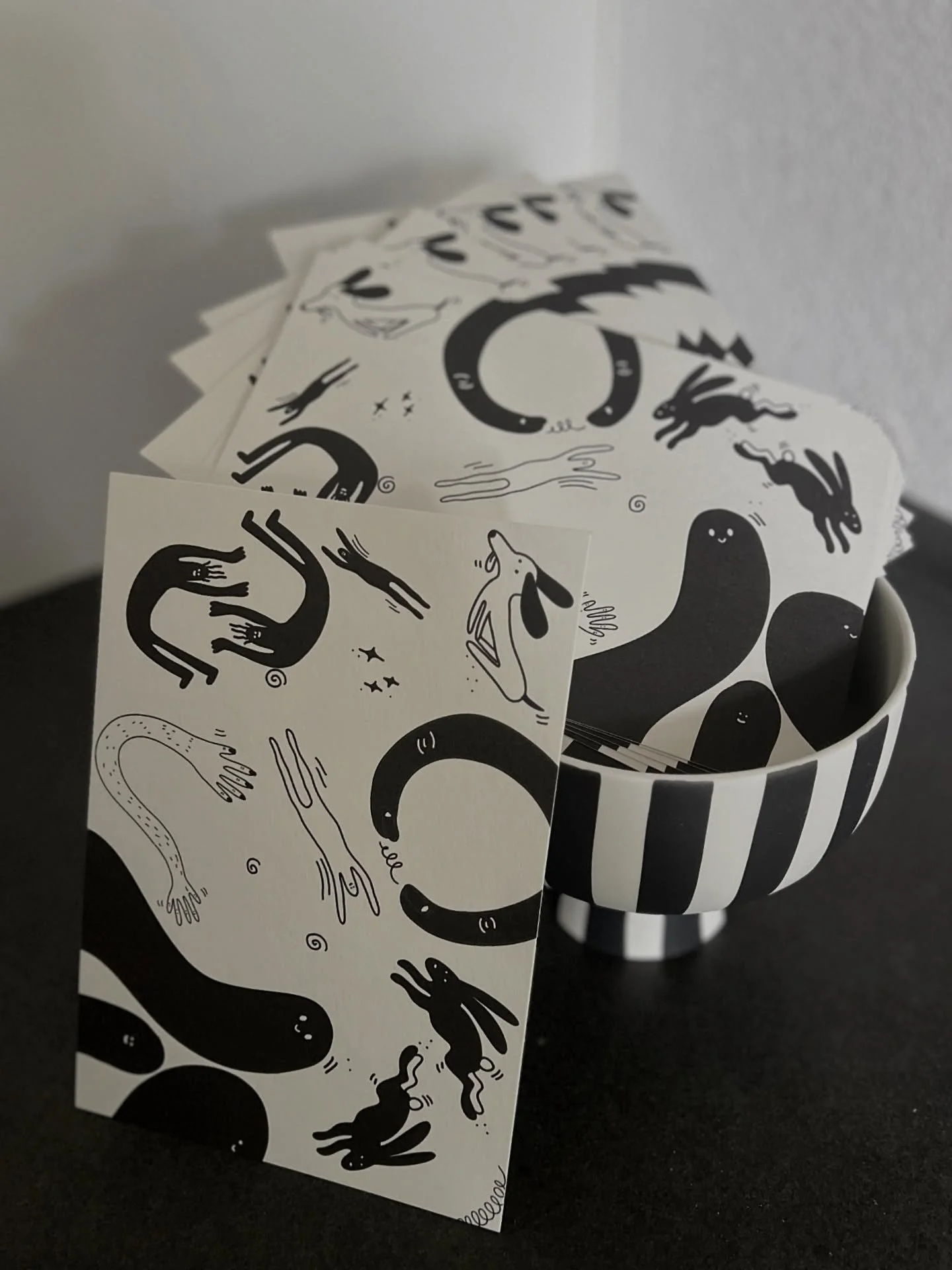 Pssst … bald kommt die neue Ausgabe des NUN, #14 — Eine Ausmal-Edition mit dem wörtlich gemeinten Titel „Ohne Worte“. Die Postkarten dazu sind heute schon angekommen 😍
🤫 Am Sa, 25. Oktober planen wir ein kleines Happe