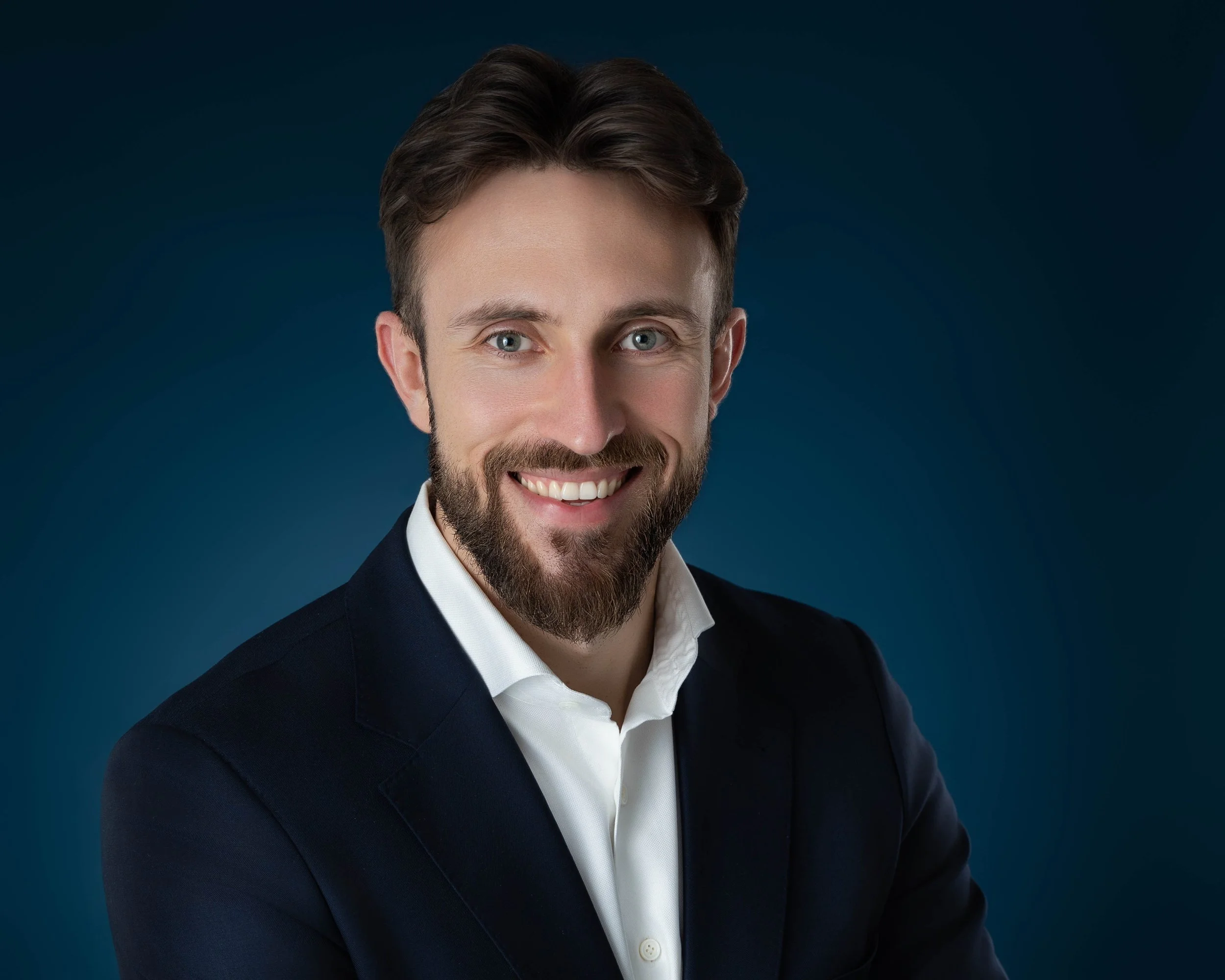 Business headshot male blue background Warsaw photographer.jpg