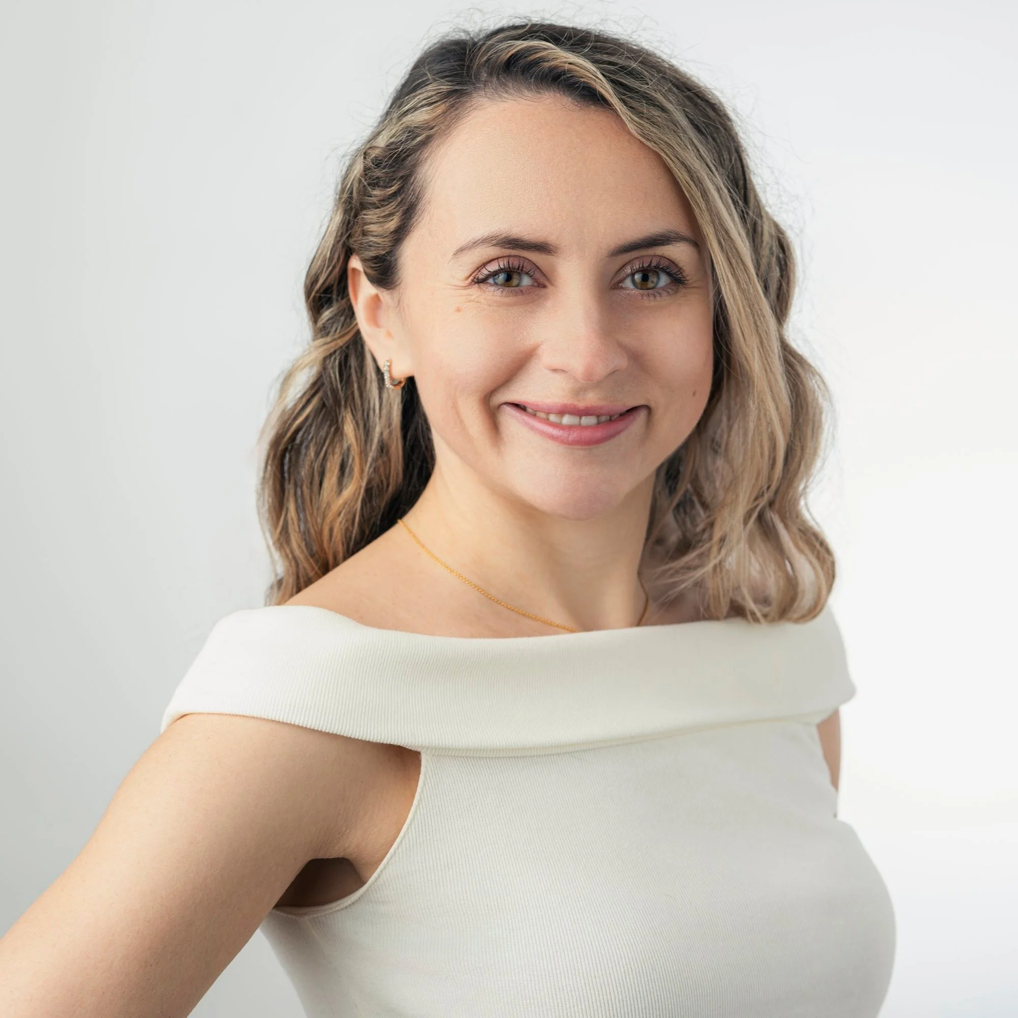 Delikatny, elegancki portret wizerunkowy kobiety w białej stylizacji na jasnym tle.jpg