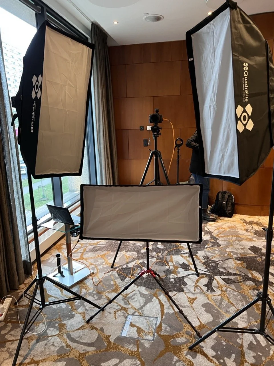 Studio portretowe z tłem i oświetleniem przygotowane do sesji zdjęciowej w Warszawie – Khomenko Photography