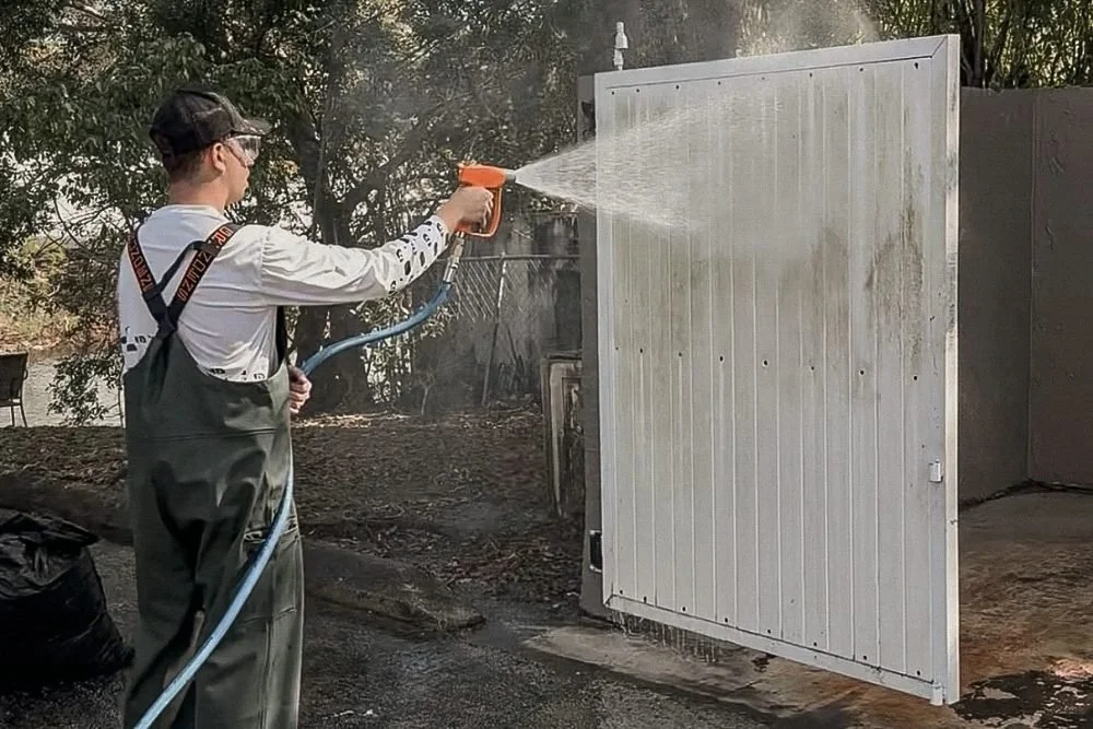 Soft washing a vertical exterior surface with controlled low-pressure cleaning.