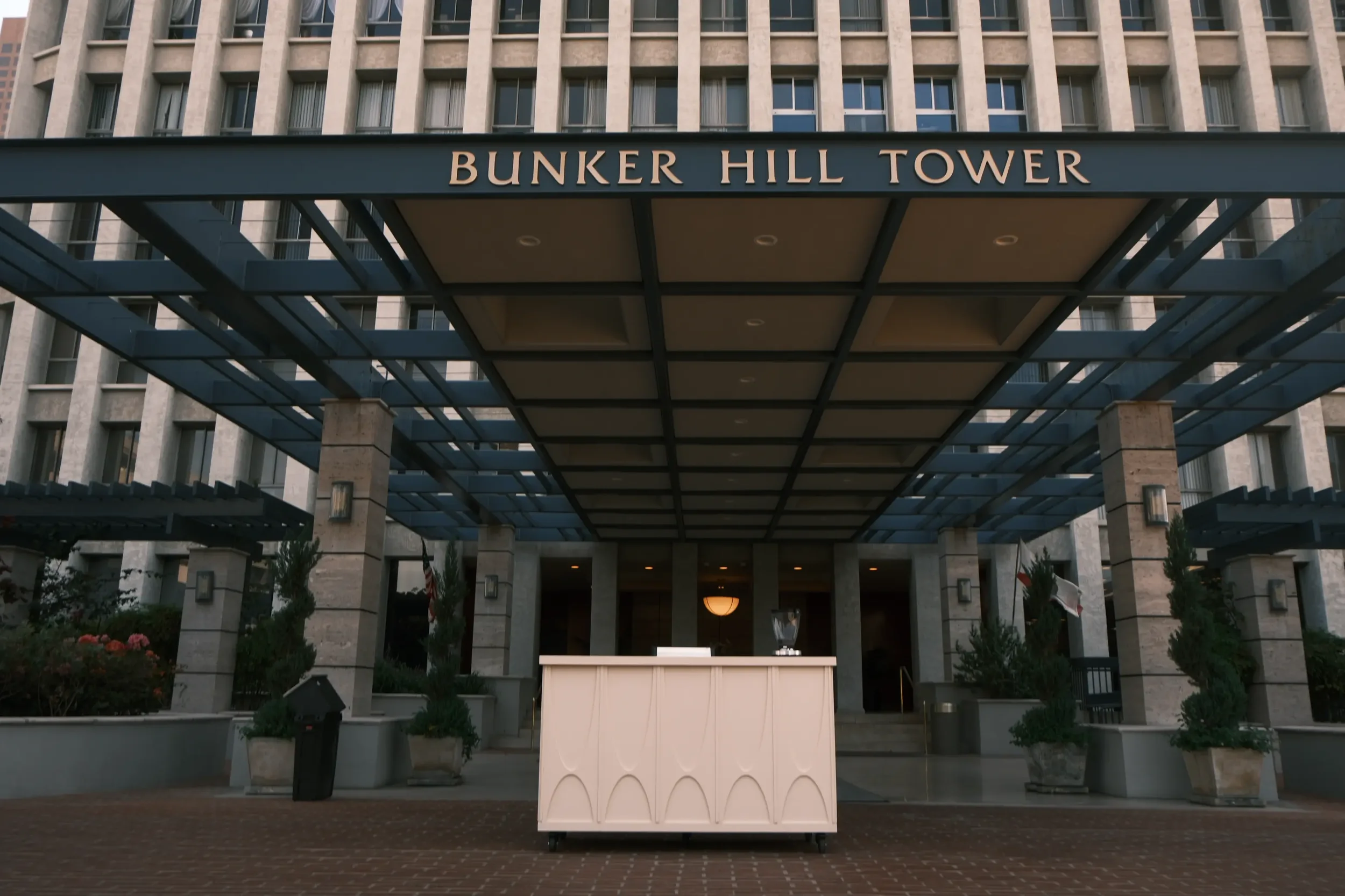 Eyevel coffee cart at a Downtown office tower entrance