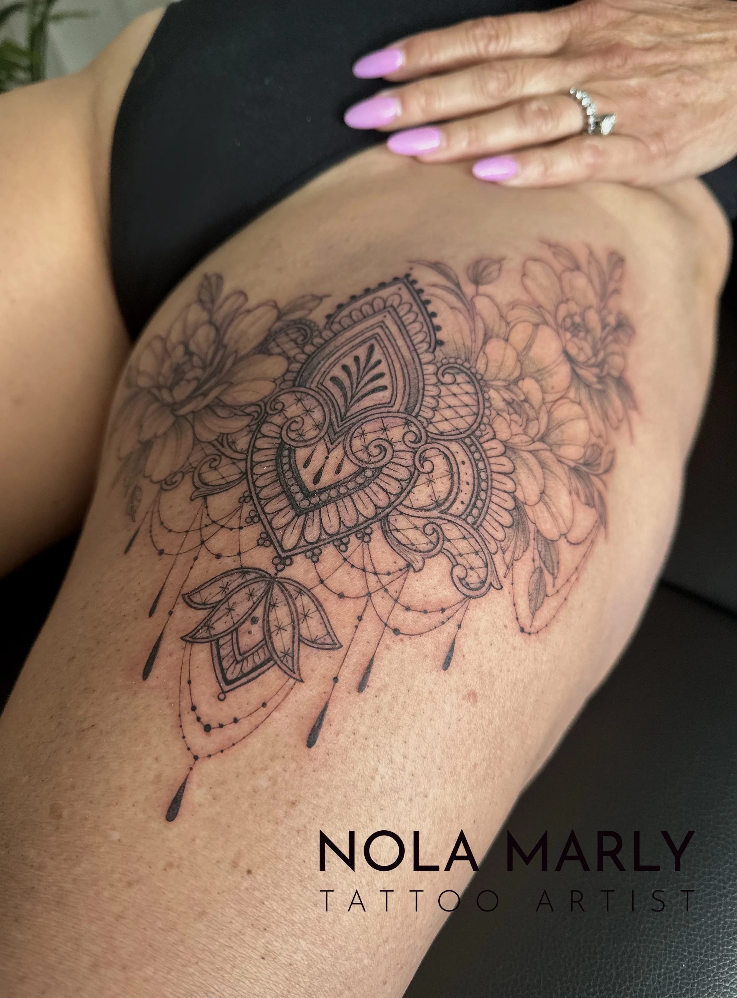 Tattoo mandala dentelle fine line avec pivoines féminines 