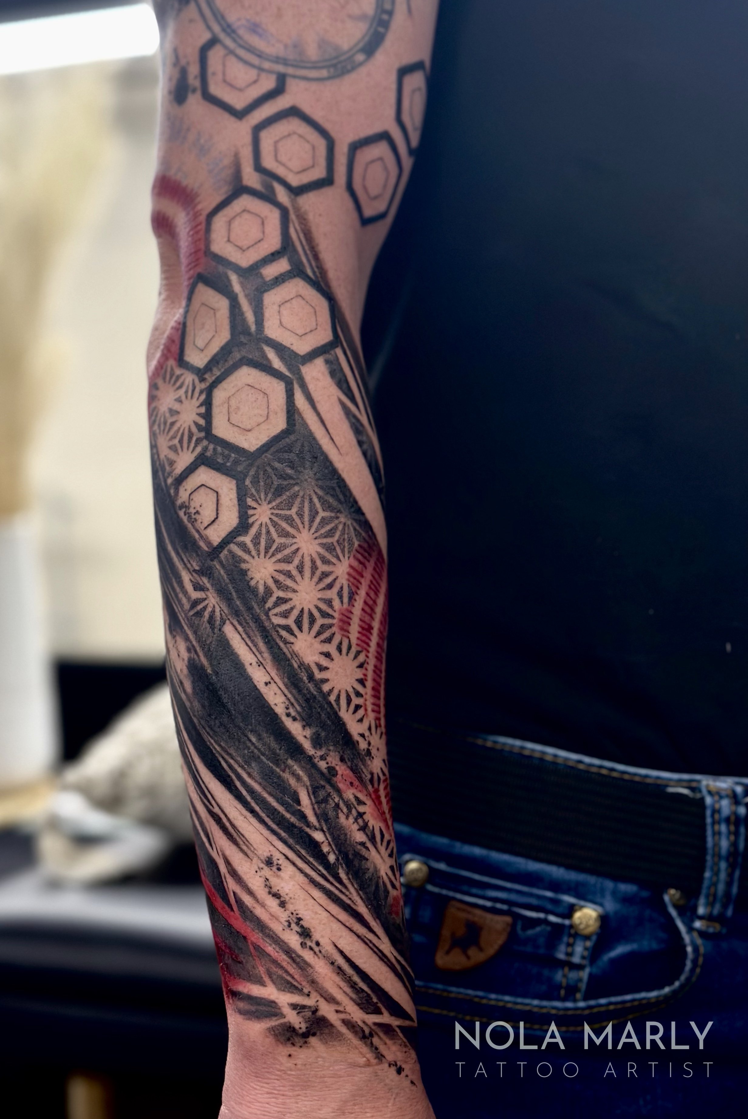 Tattoo style trash polka rouge et noir avec texture black work ornemental et géométrique 