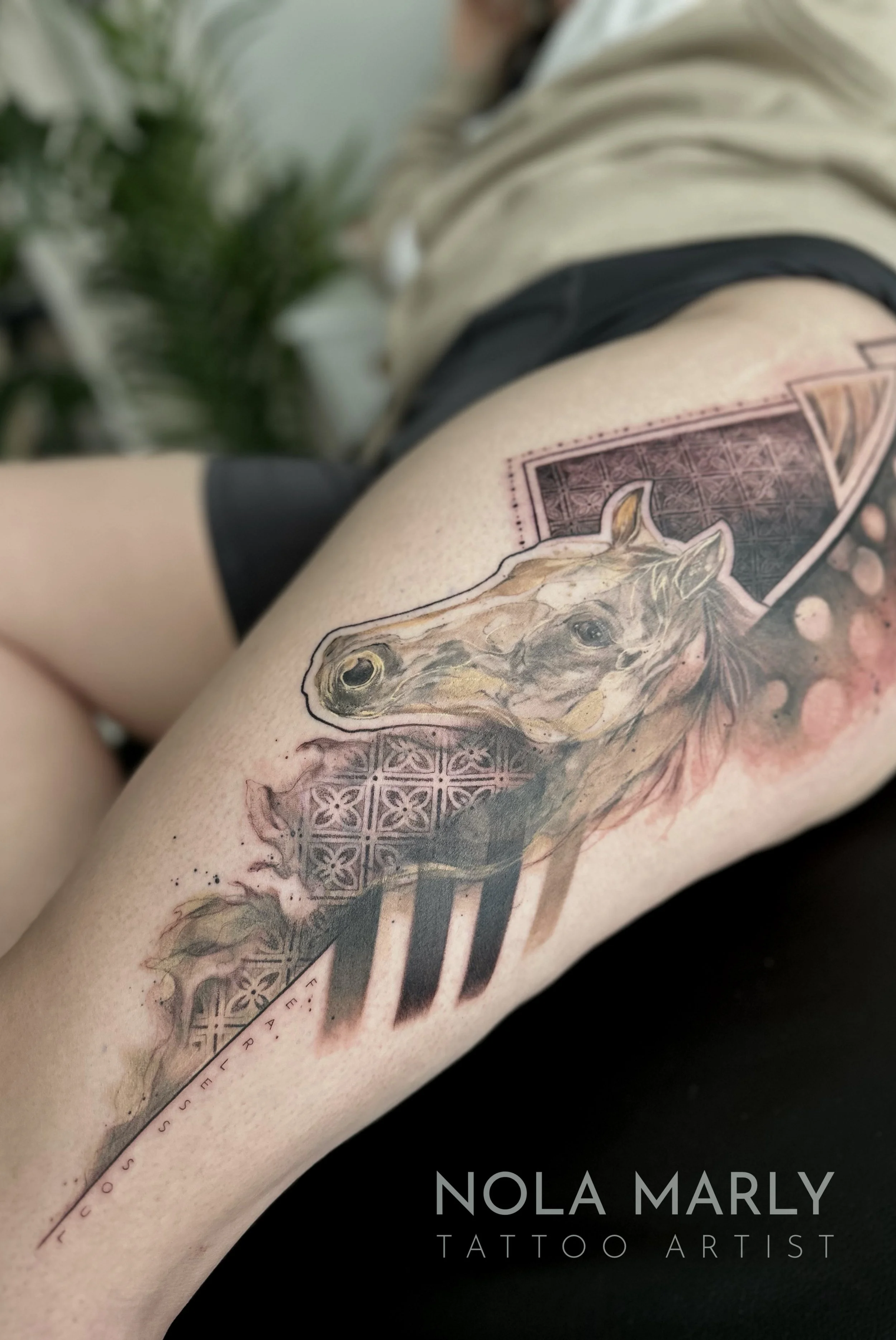 Tattoo cheval style surréaliste avec géométrie en background, black work et effet de fumé 