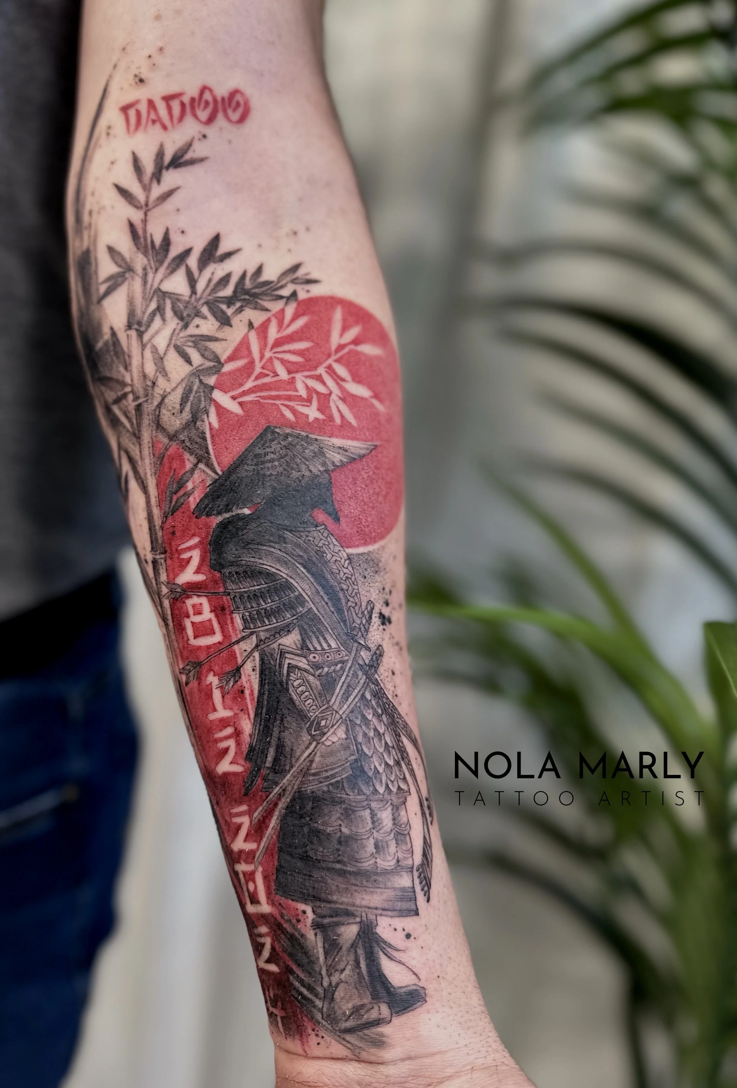 Tattoo avant bras homme trash polka noir et rouge. Samouraï avec soleil rouge et effet négatif 