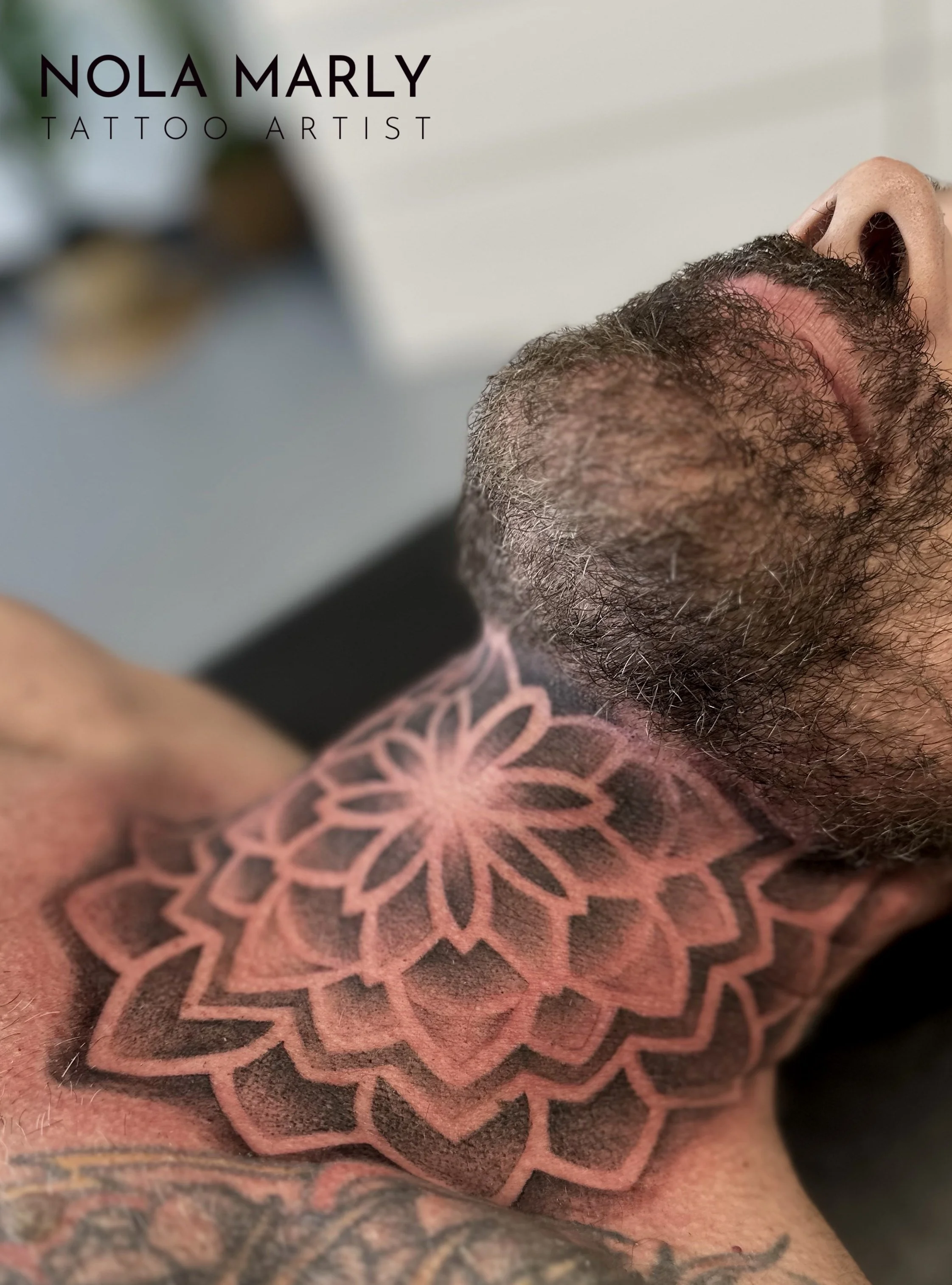 Tattoo cou et gorge mandala dot work black work homme 