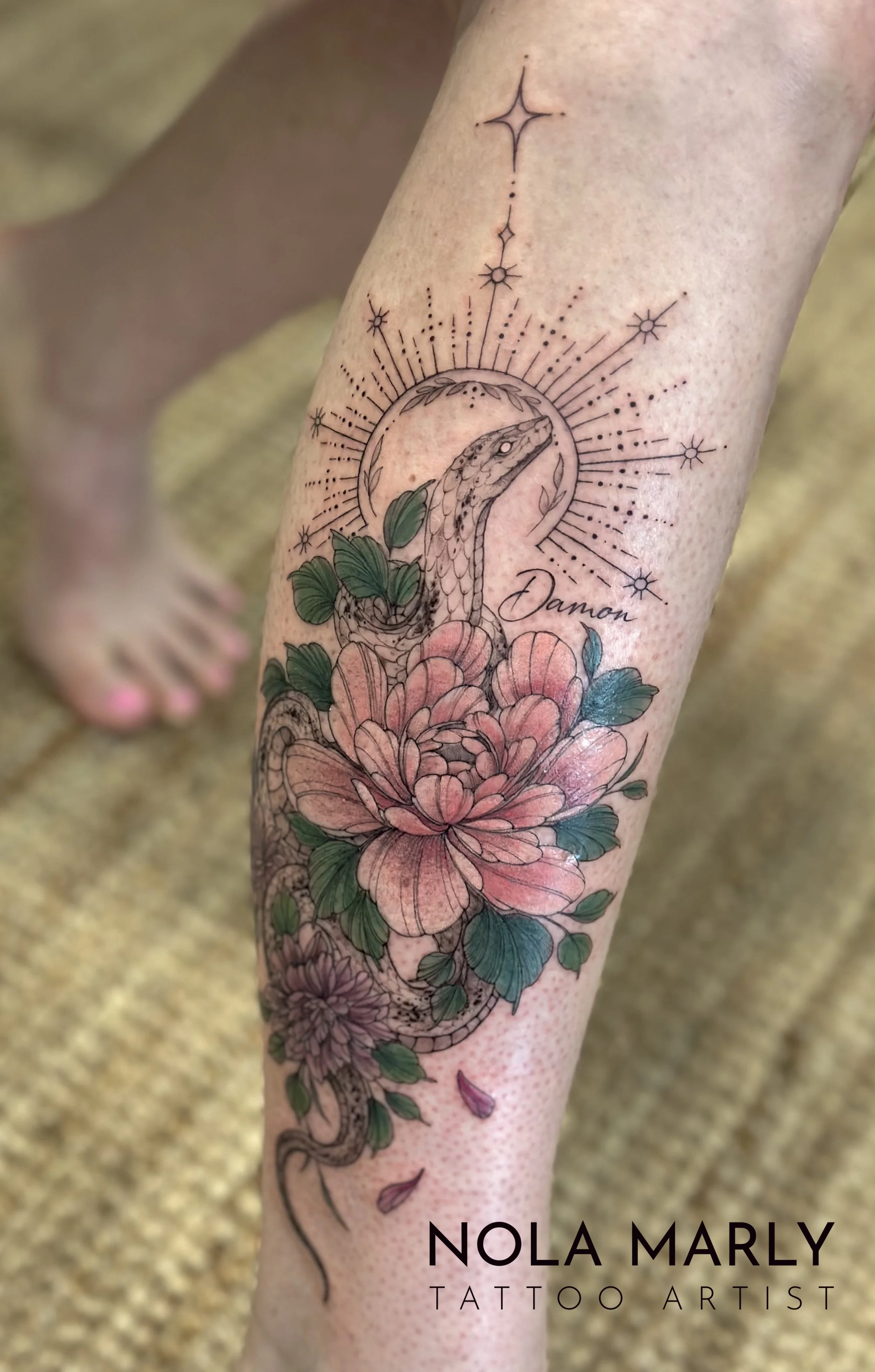 Tattoo mollet serpent ornemental et pivoine détaillés très féminin 