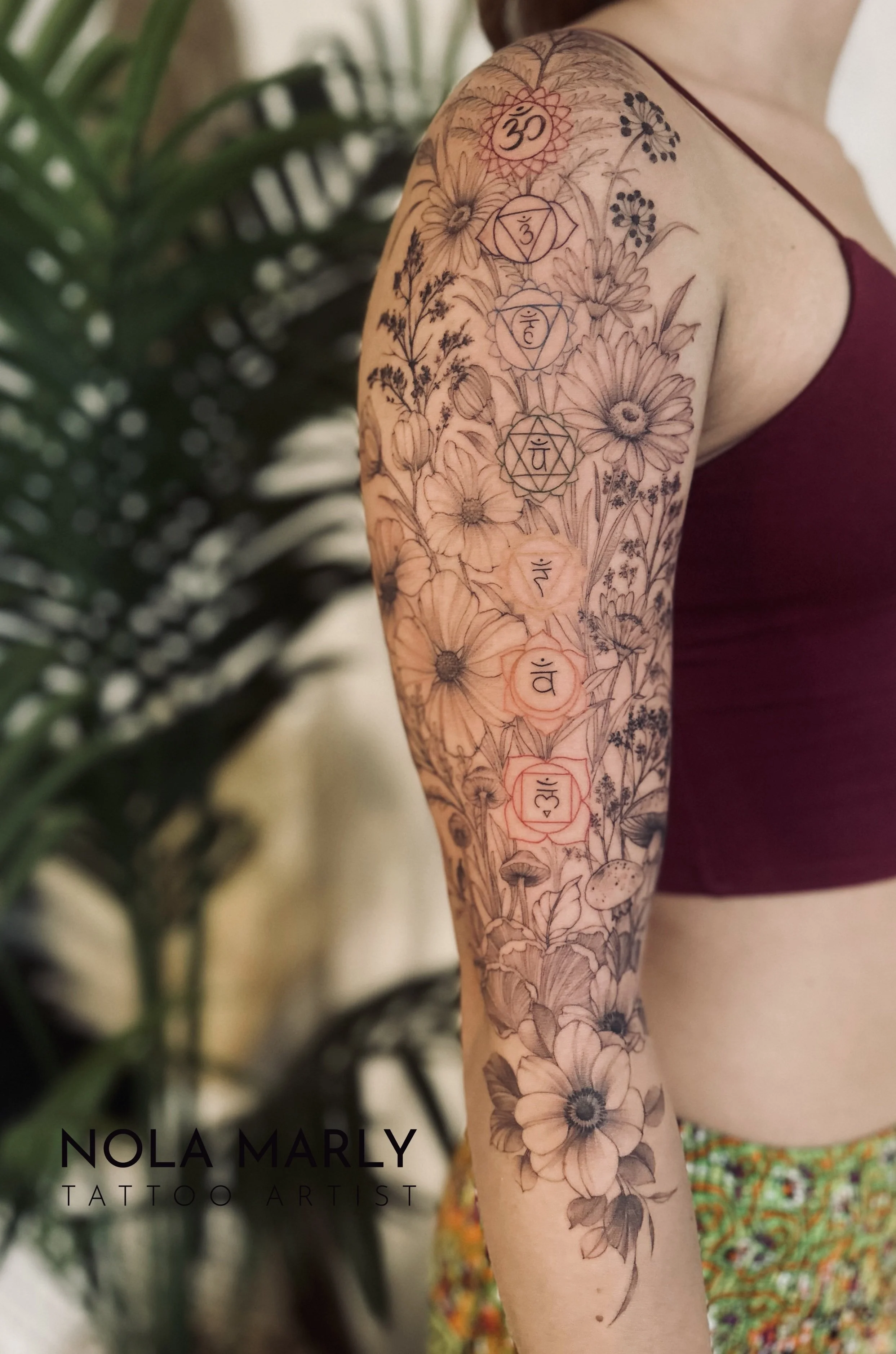 Tatouage lignes fines fleurs des champs et chakras, champignons 