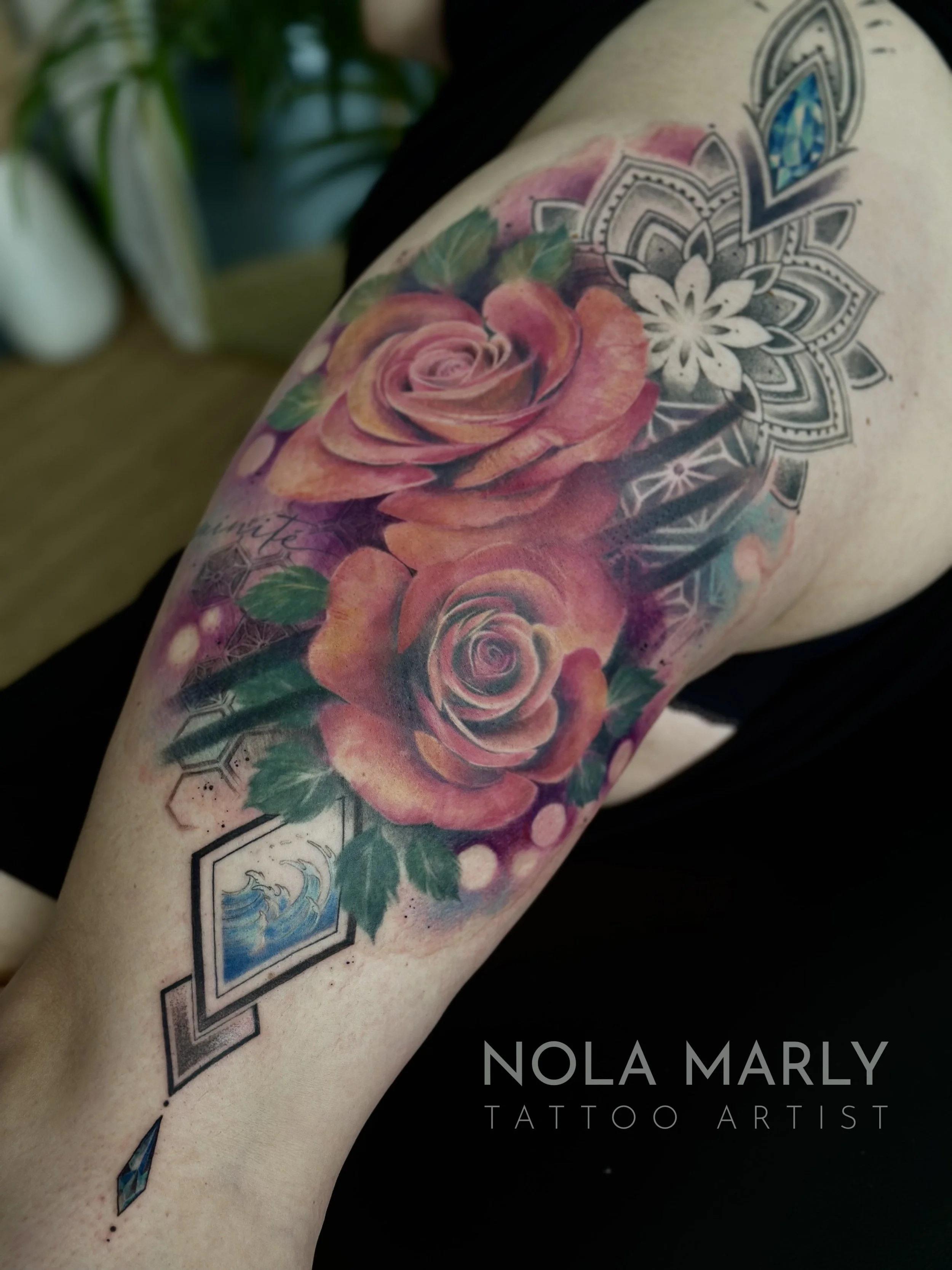 Tattoo cuisse féminin avec des roses en couleurs. Tatouage surréaliste avec géométrie, bijoux turquoise et mandala.