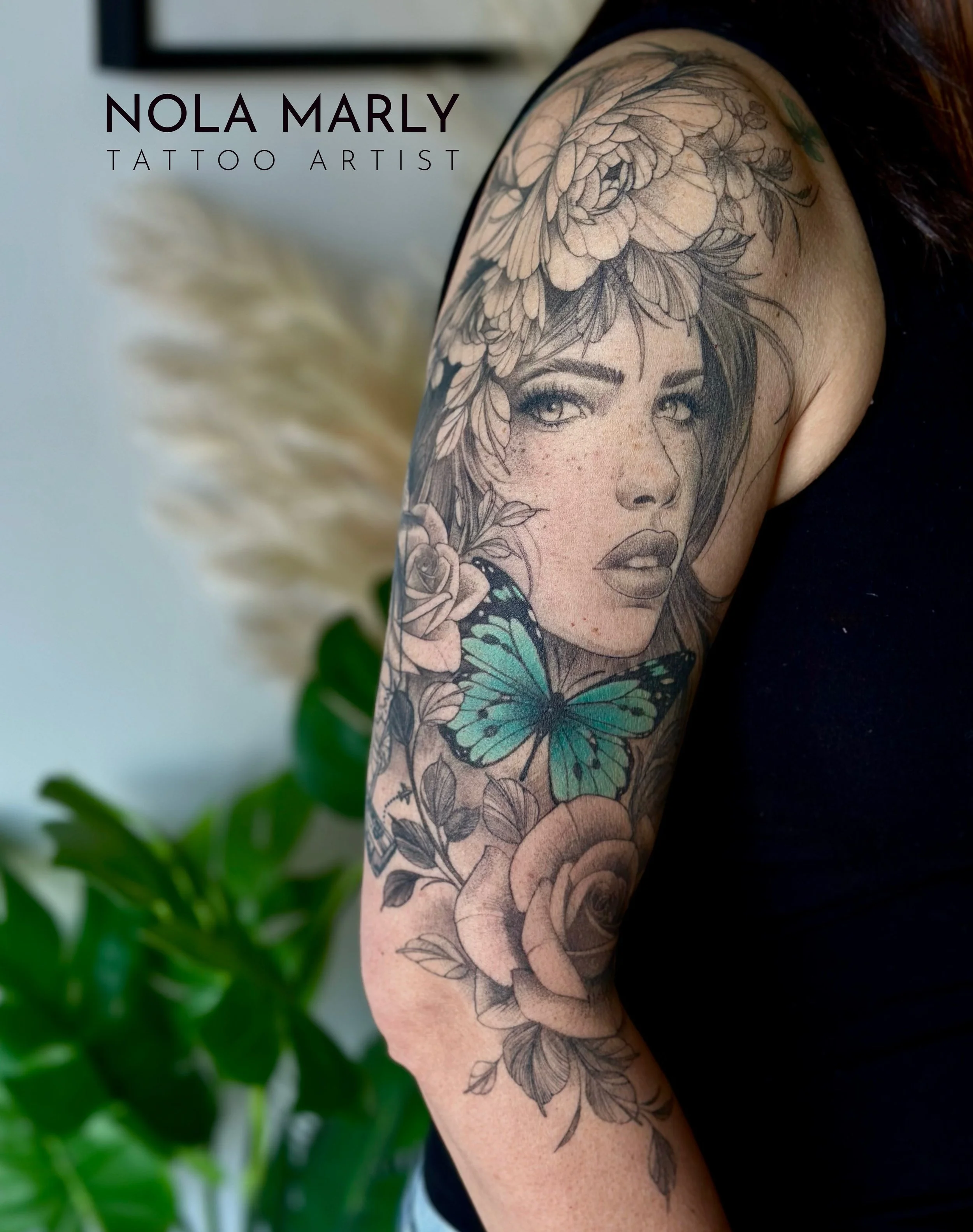 Tatouage demi-bras visage de femme sexy en lignes fines avec pivoines en noir et gris et papillon turquoise 