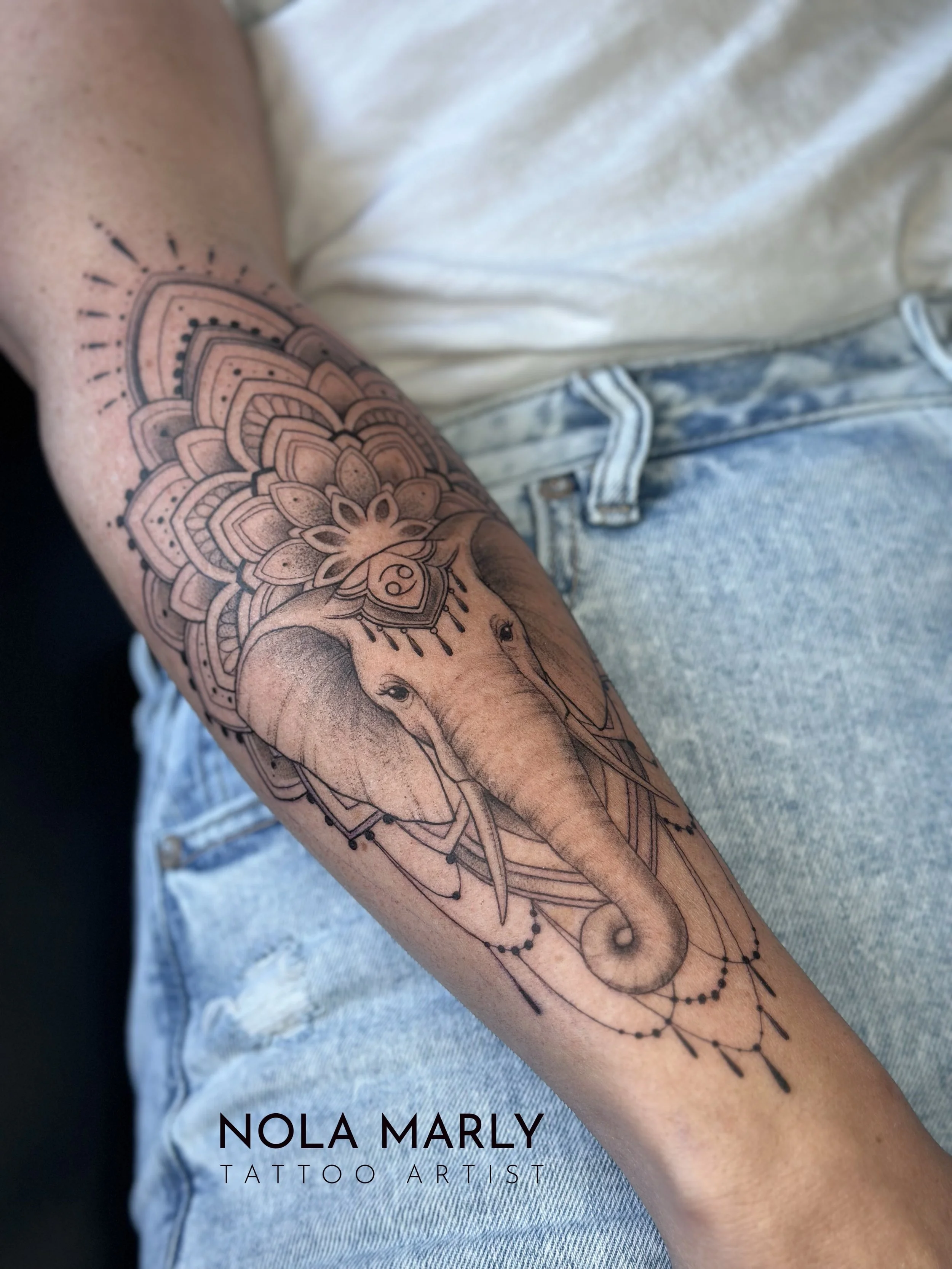 Tattoo avant bras éléphant fine Line et mandala avec signe astrologique poisson 