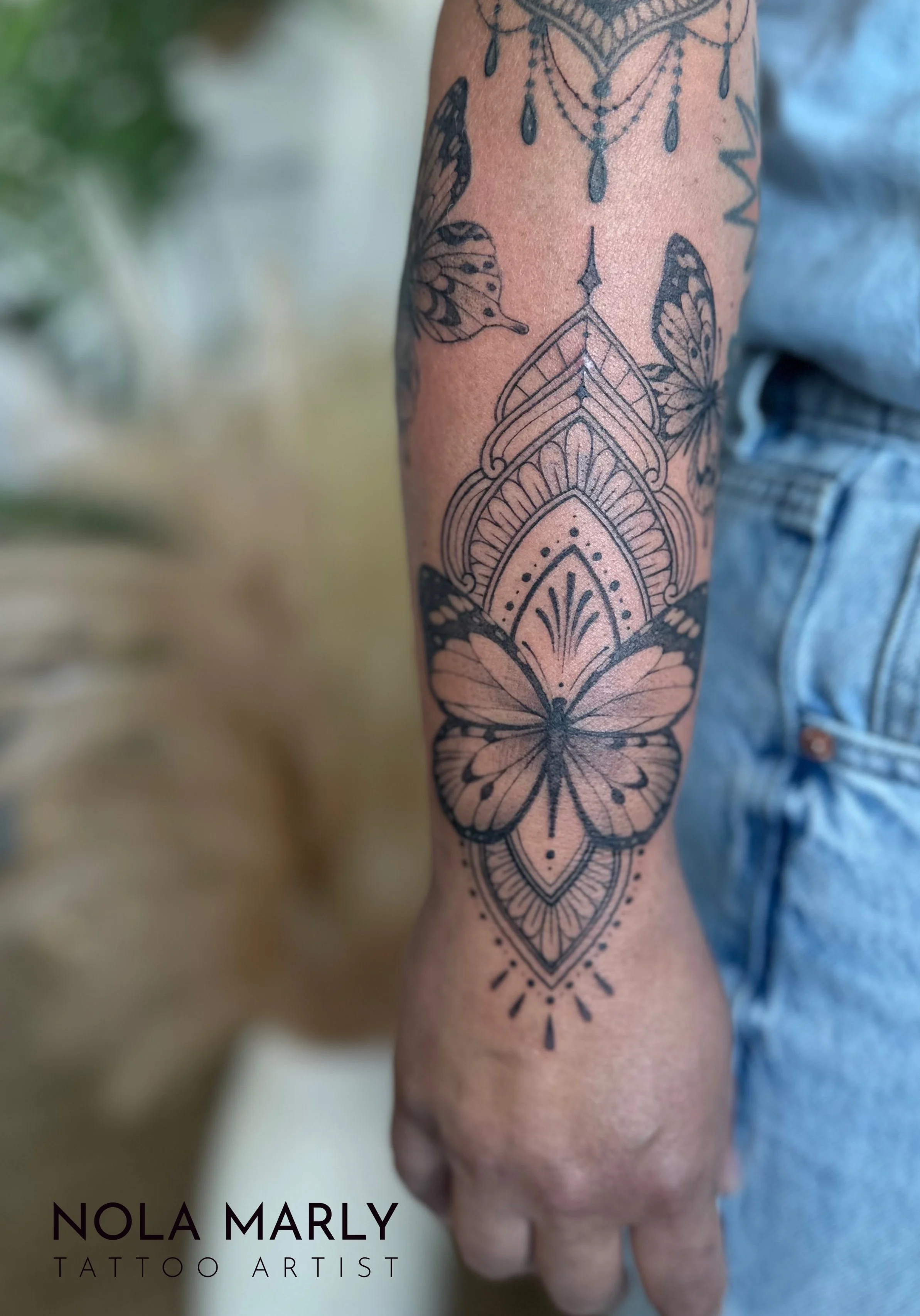 Tattoo avant-bras mandala et papillons fine lines très féminin et détaillé