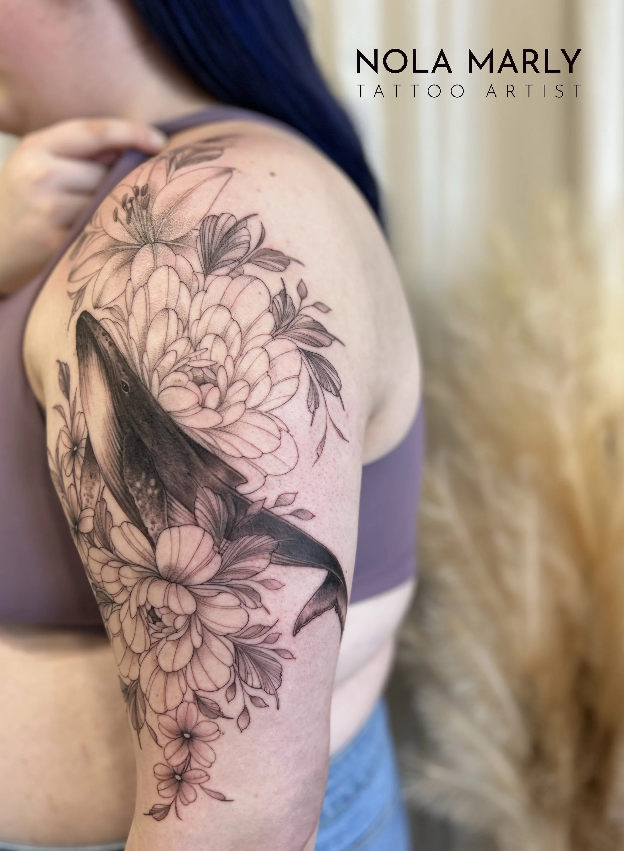 Tattoo baleine fine line avec pivoines et lys en black & Grey 