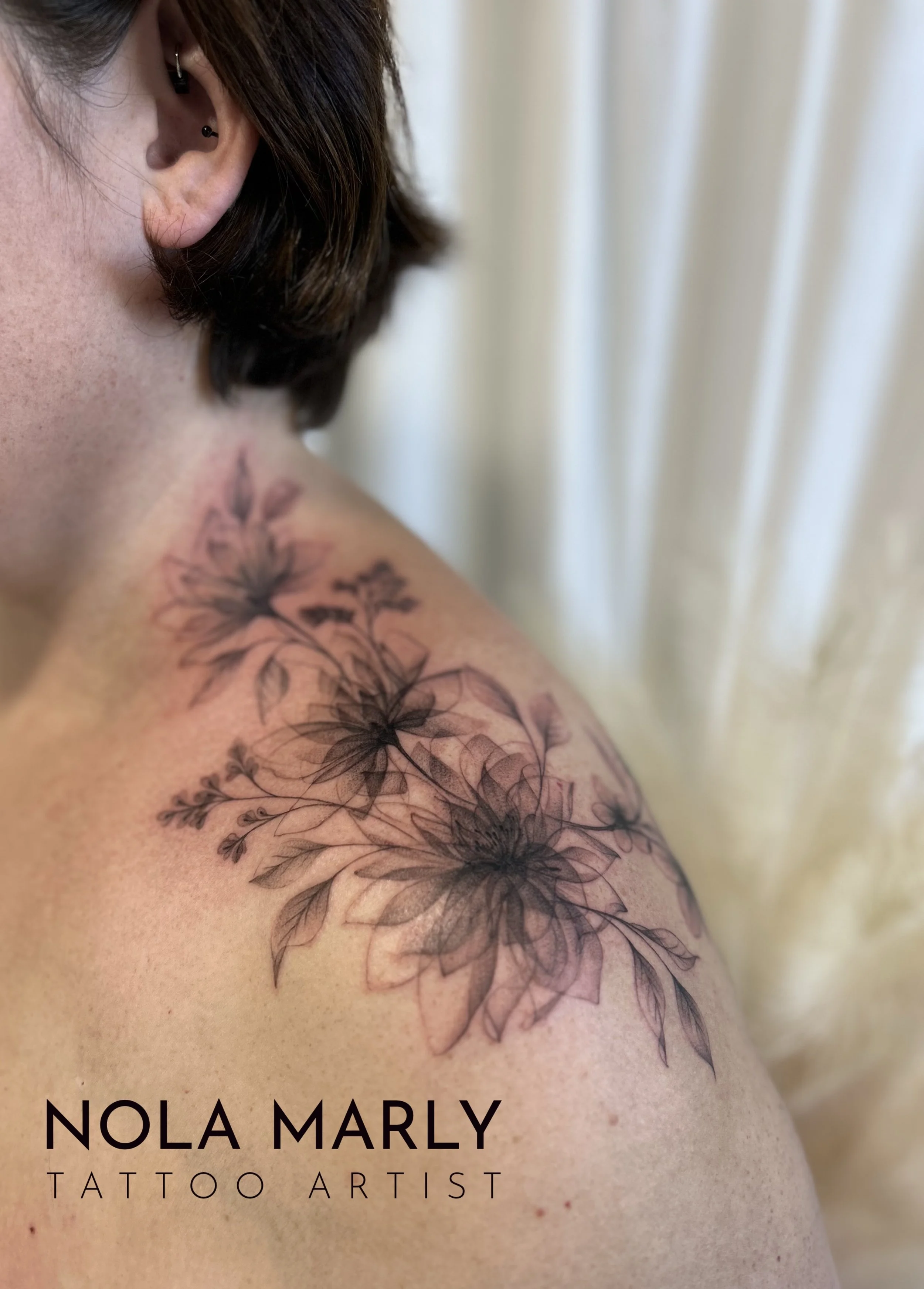 Tattoo épaule fleurs X-ray fineline détaillé et féminin 