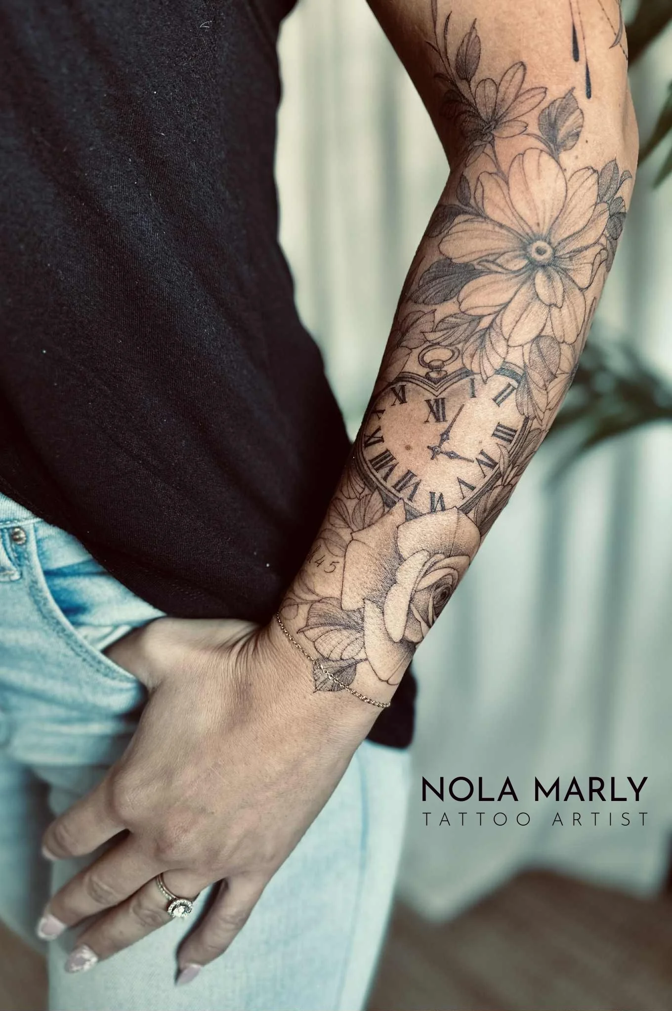Tatouage Avant-bras floral avec horloge, rose et magnolia