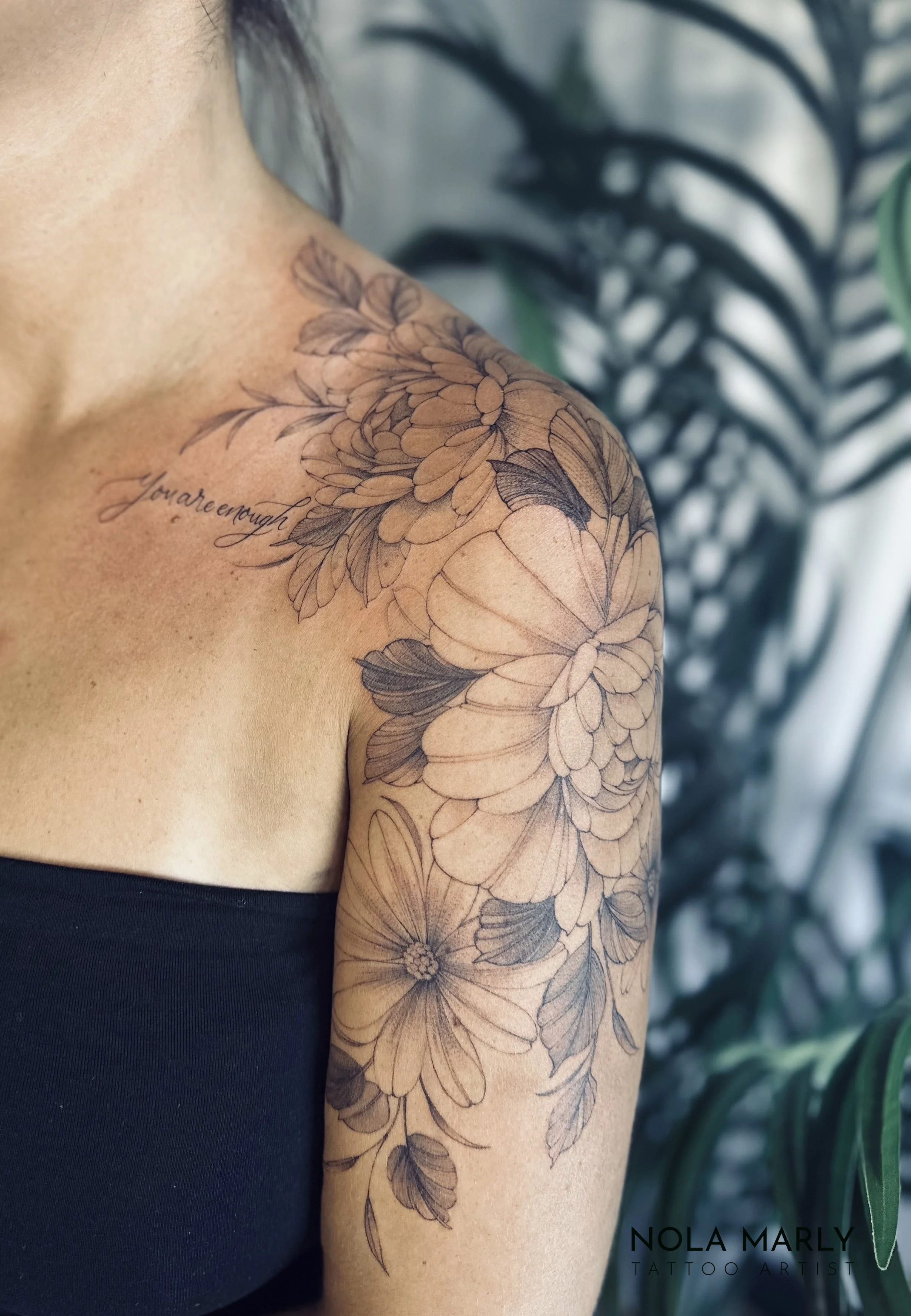 Tatouage demi-bras pivoines lignes fines et magnolia avec écriture you are enough sous la clavicule 