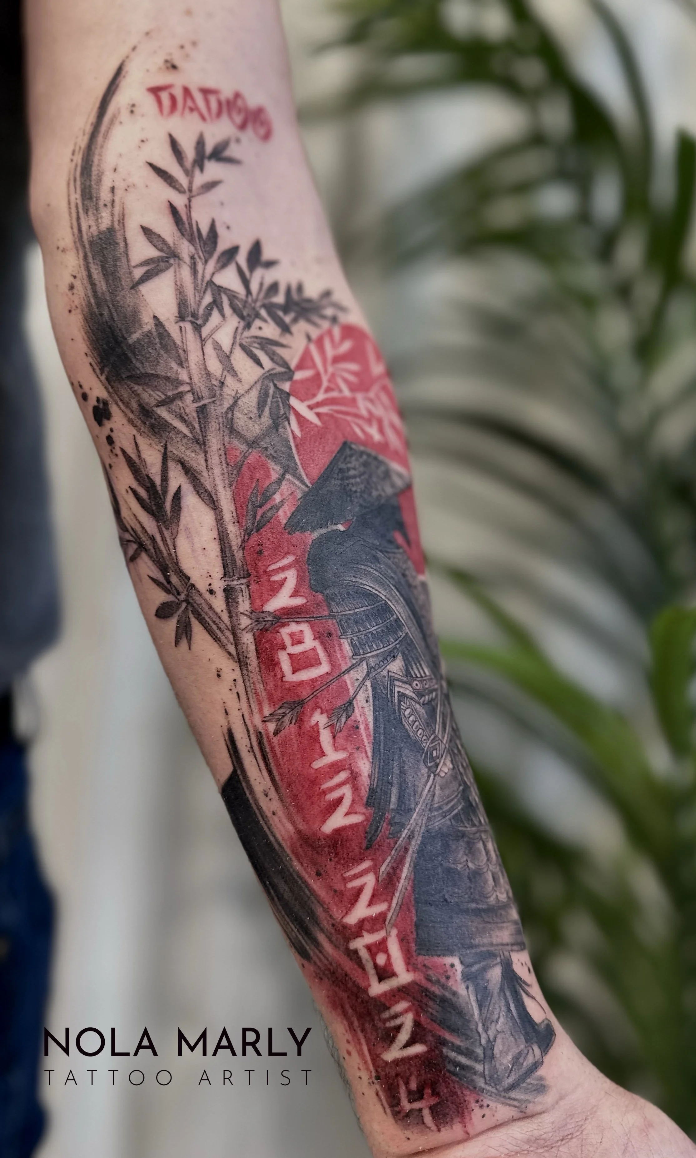 Tattoo avant bras homme trash polka noir et rouge. Samouraï avec soleil rouge et effet négatif Et branche de bambou 