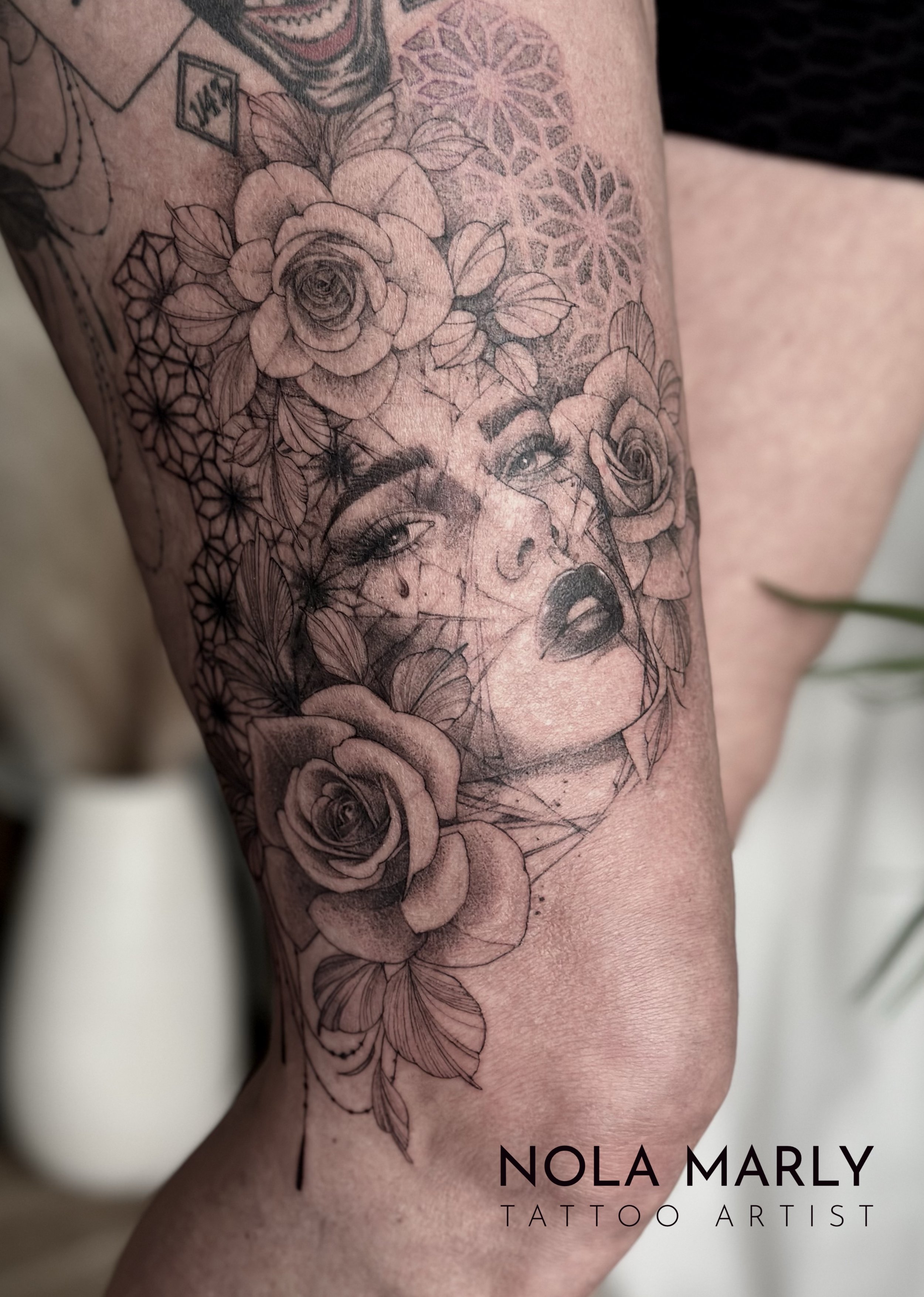 Tattoo de cuisse féminin en ligne fine, fineline visage de femme avec larme et roses. Background géométrie 