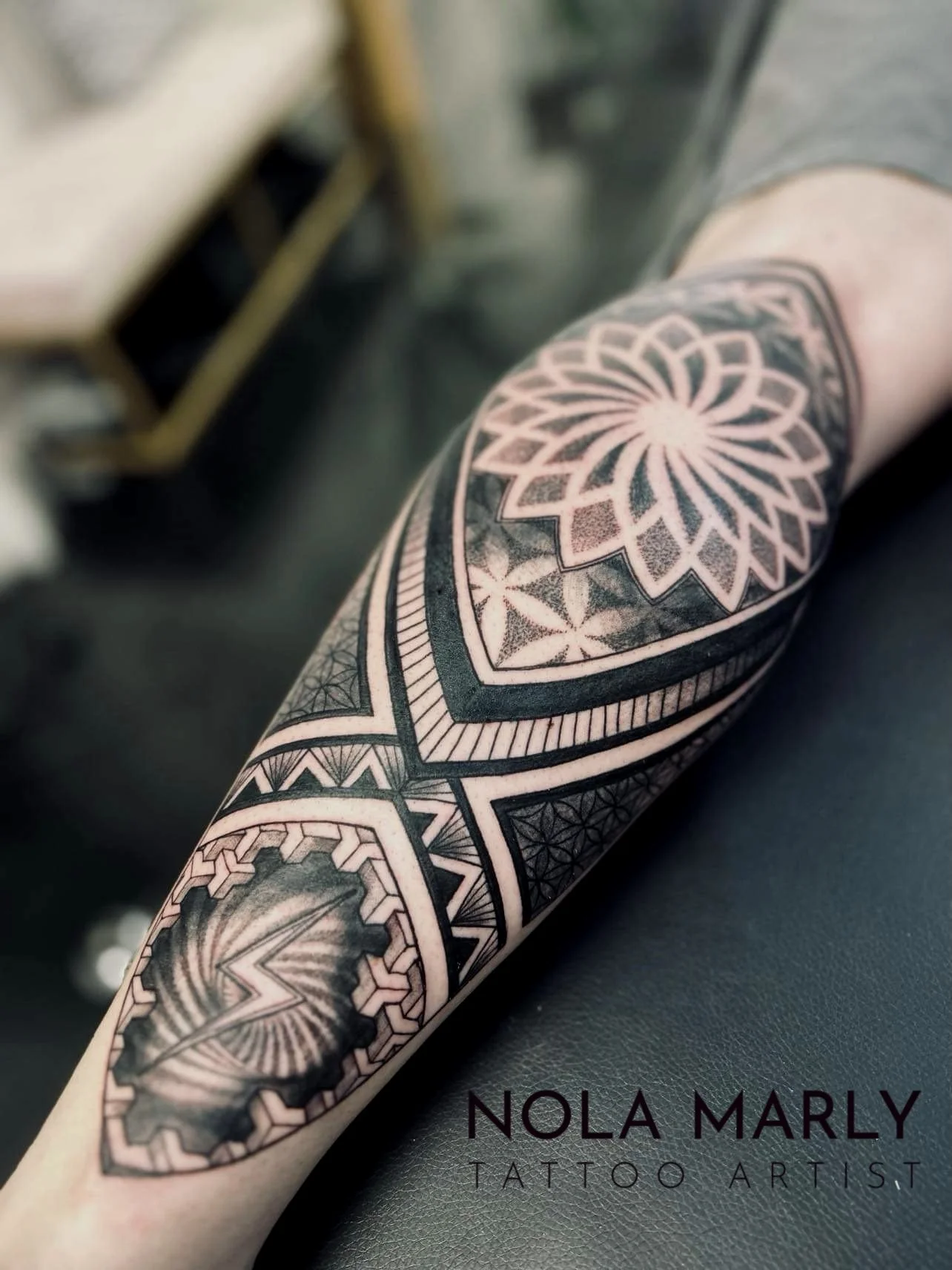 Mandala ornemental black work et géométrie mollet  homme