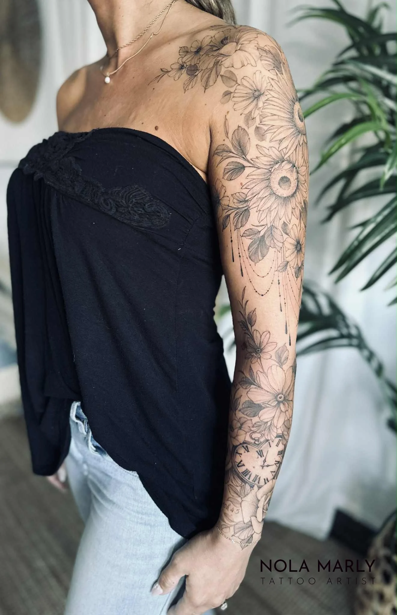 Tatouage bras complet lignes fines, fleur de tournesol, rose, glaïeul, magnolia, rose et petits bijoux