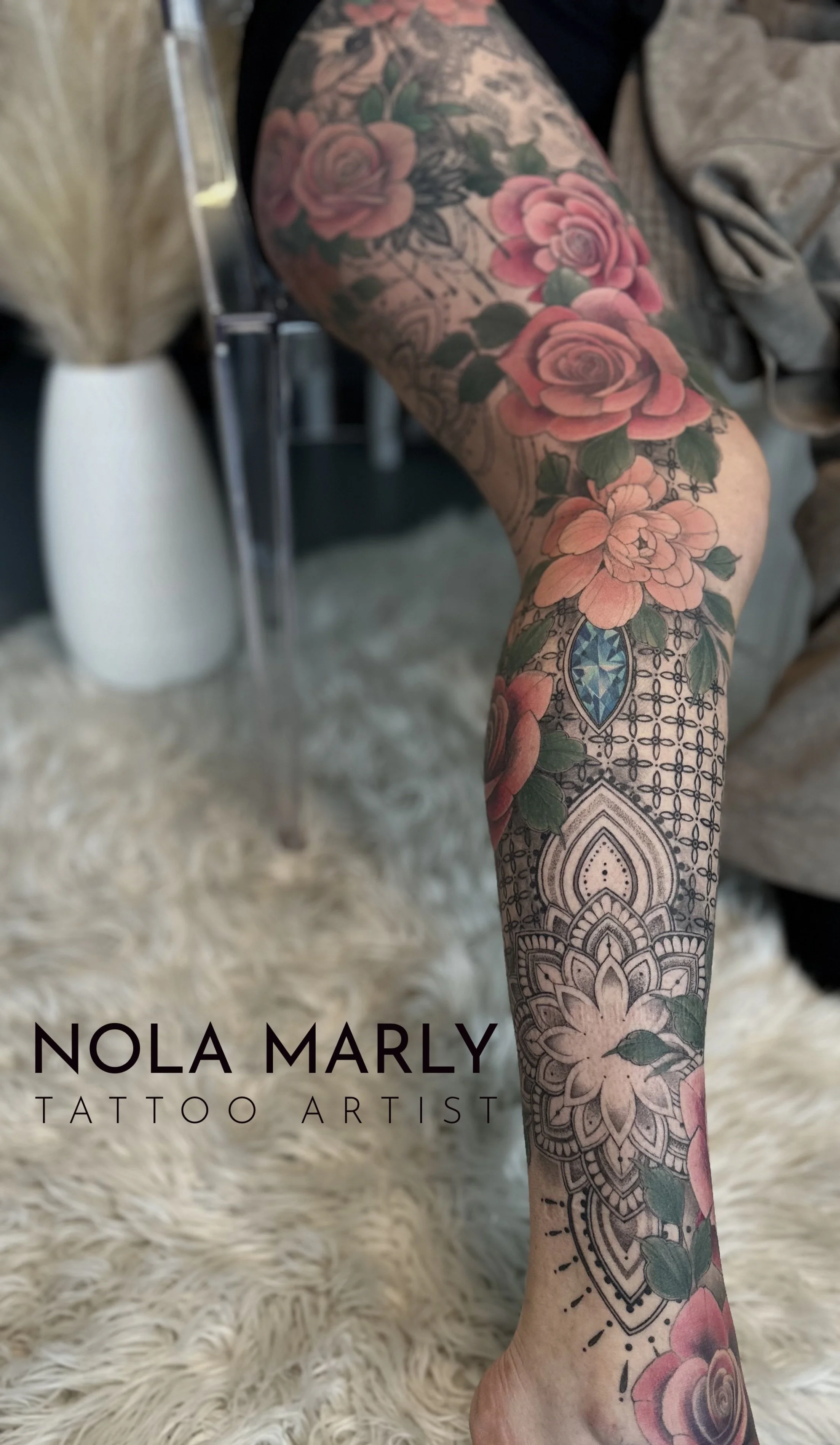 Tattoo jambe complète mandala géométrie avec roses et pivoines en couleurs. Bijoux diamant bleu avec chaînettes et détails féminins.