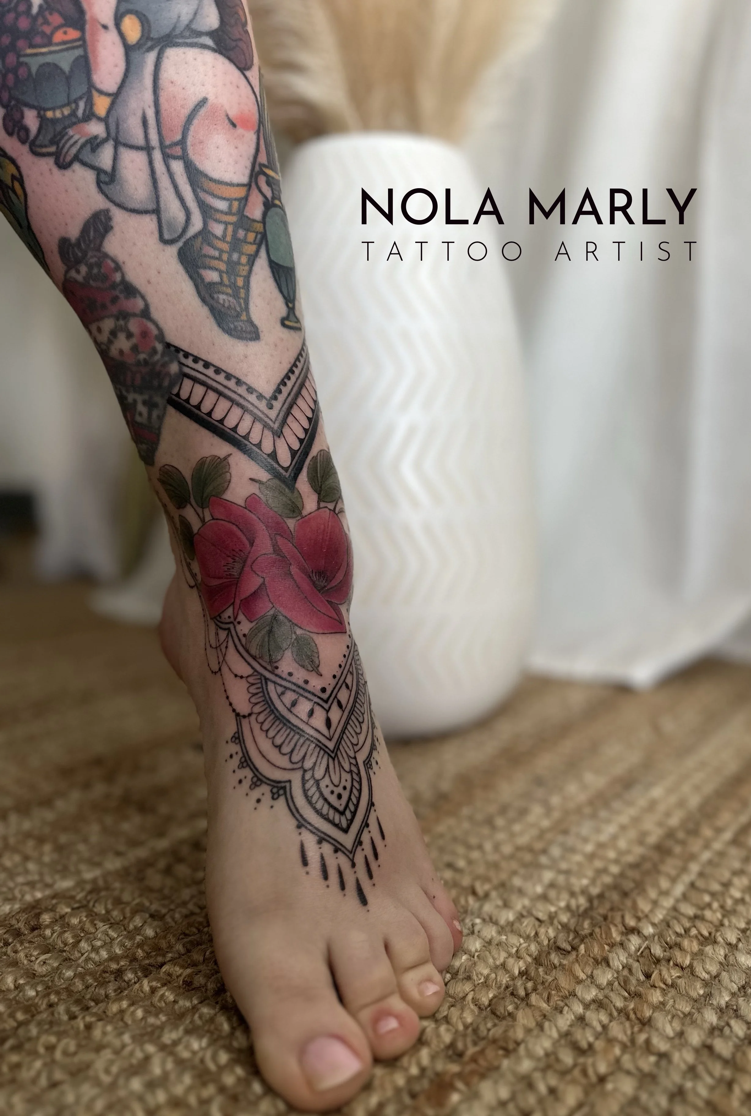 Tattoo pied féminin avec coquelicots rouges et  mandala dentelle très détaillé 