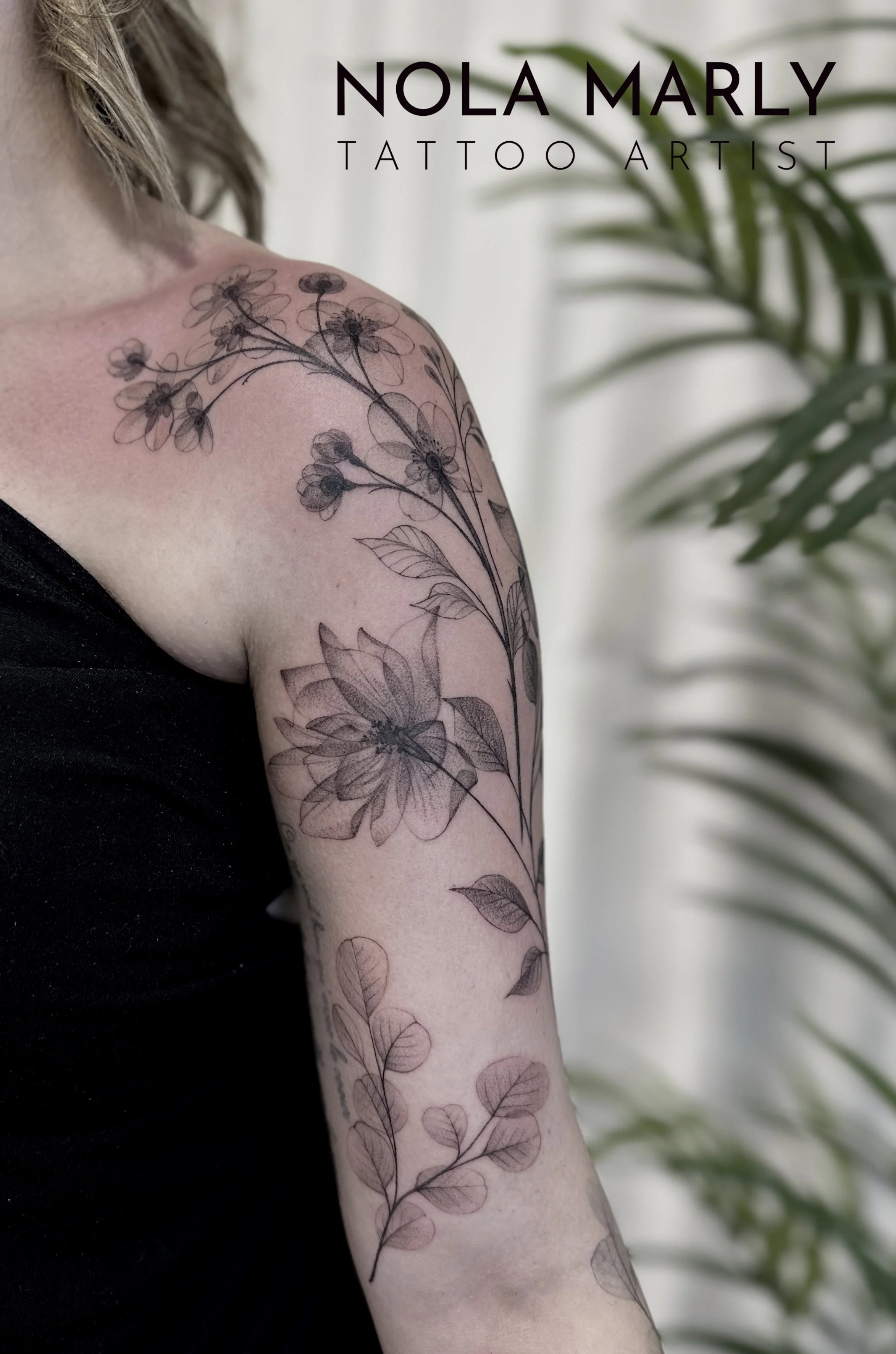 Tattoo Demi-bras fleurs X-ray fineline féminin détaillé 