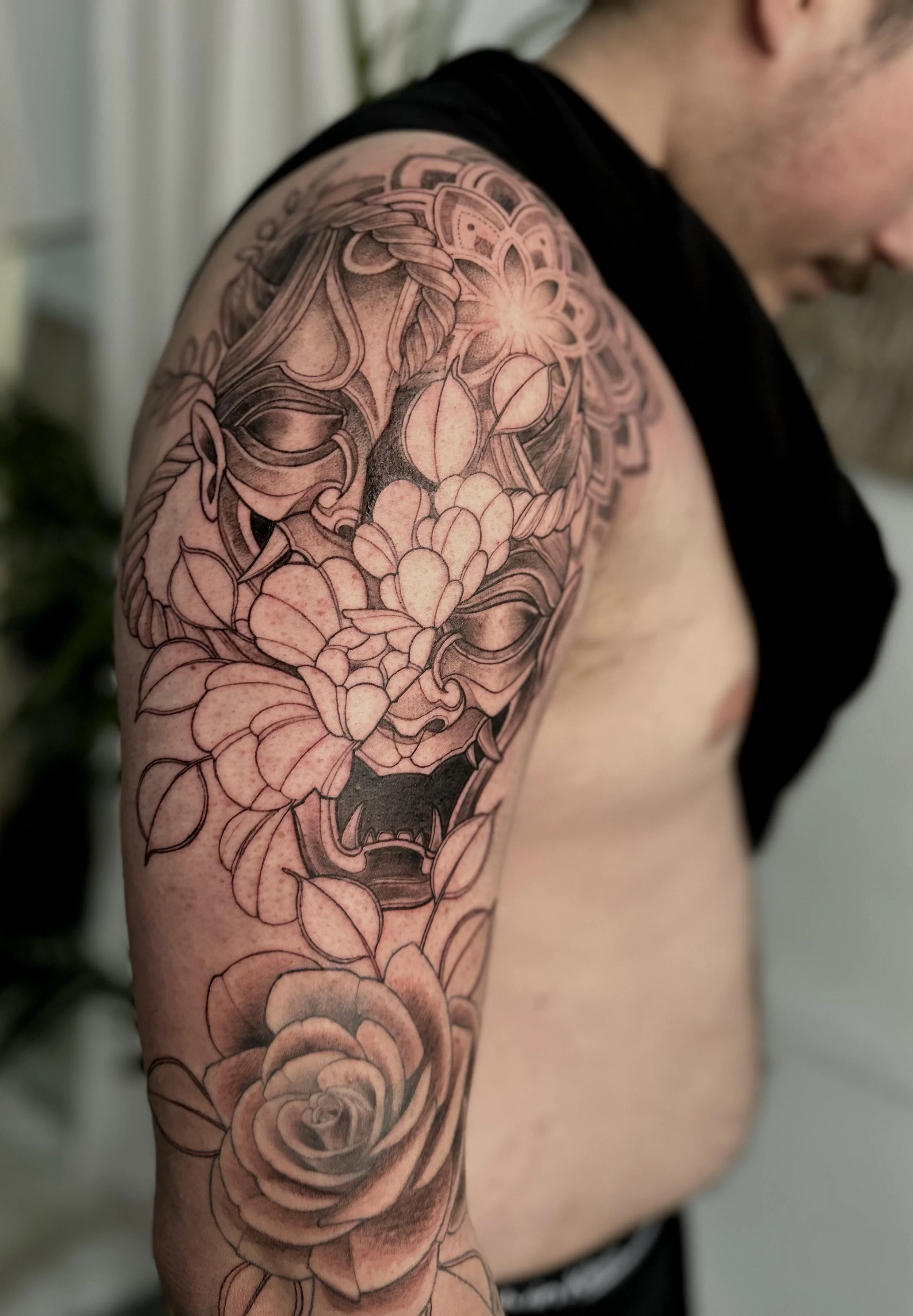 Tattoo homme pivoine japonaise et masque de démon en black & grey et rose 