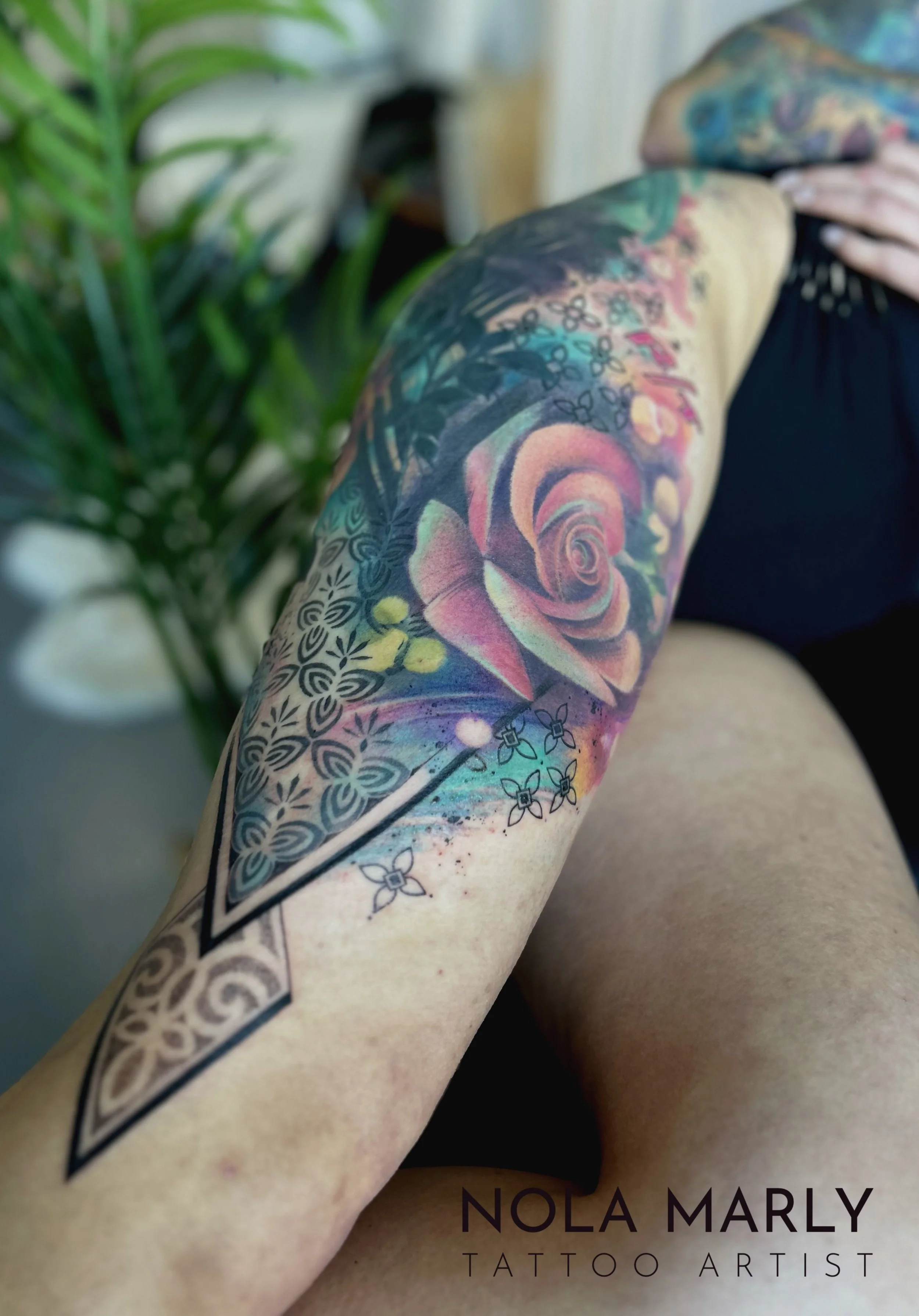 Tattoo cuisse complète rose couleur et losange, géométrie et surréaliste avec aquarelle 