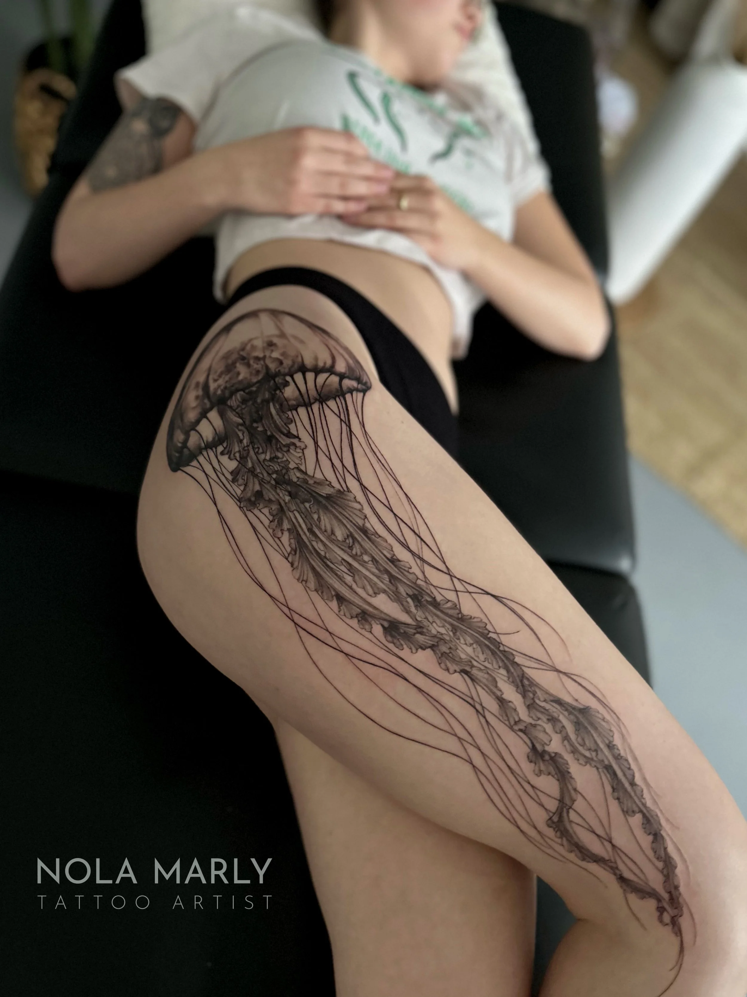 Tatouage Méduse réaliste  sur cuisse. Jellyfish realism tattoo on thighs 