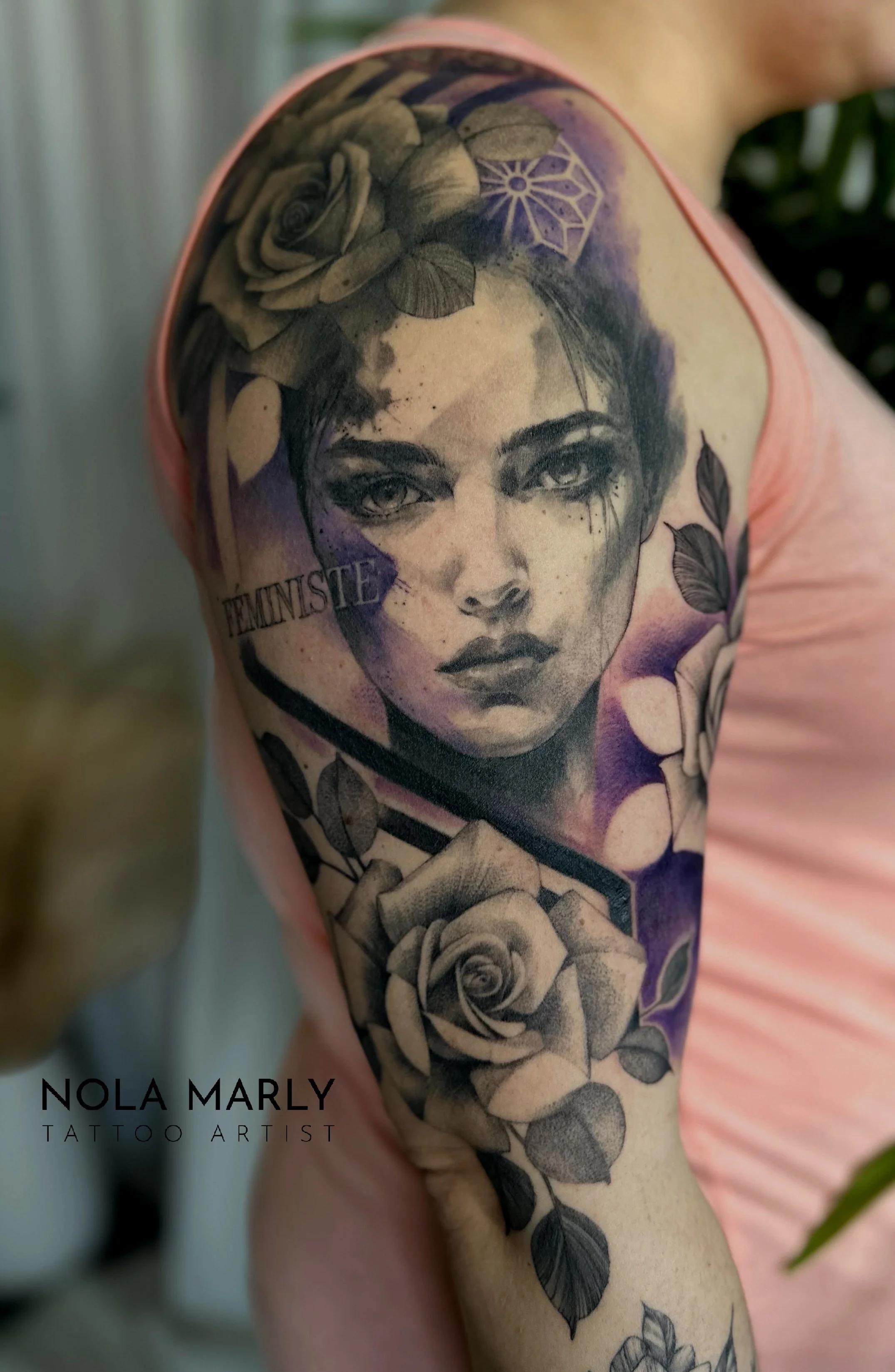 Tattoo surréaliste femme avec roses et couleur mauve. Géométrie et black work ornemental, mot féministe 