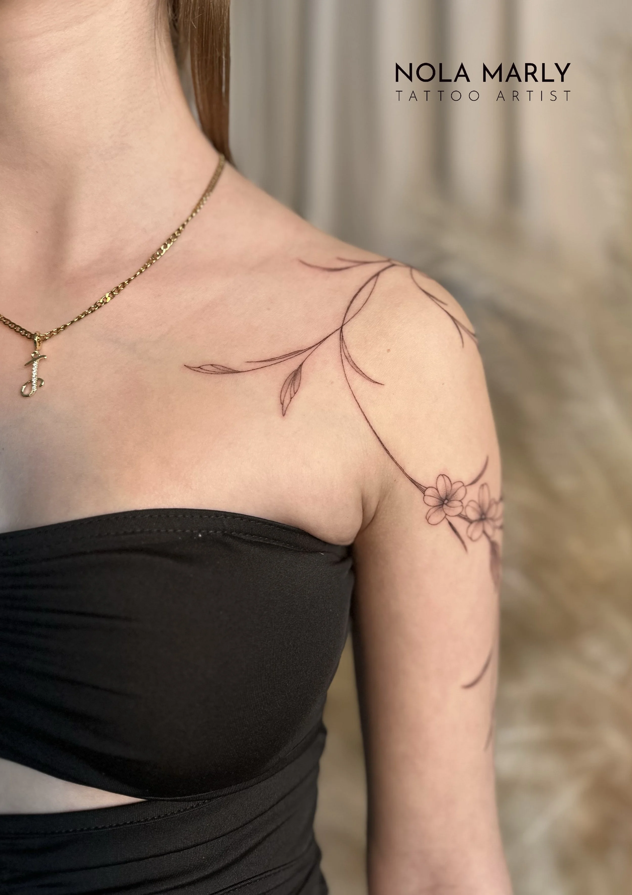 Tattoo vignes ornementales fine line très féminin 