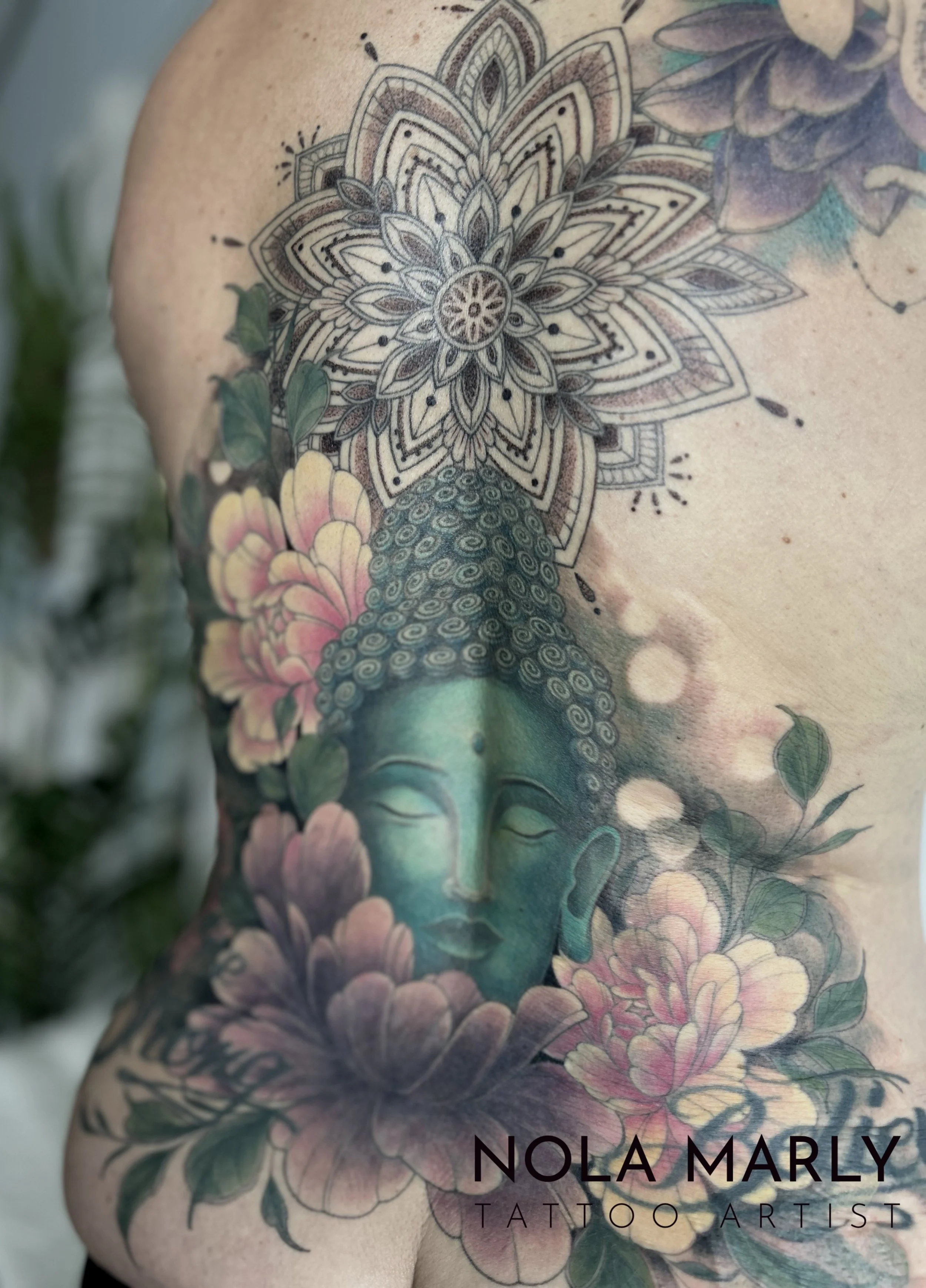 Tattoo Bouddha bleu dos complet féminin avec mandala et la Ganesh, pivoines coloré 