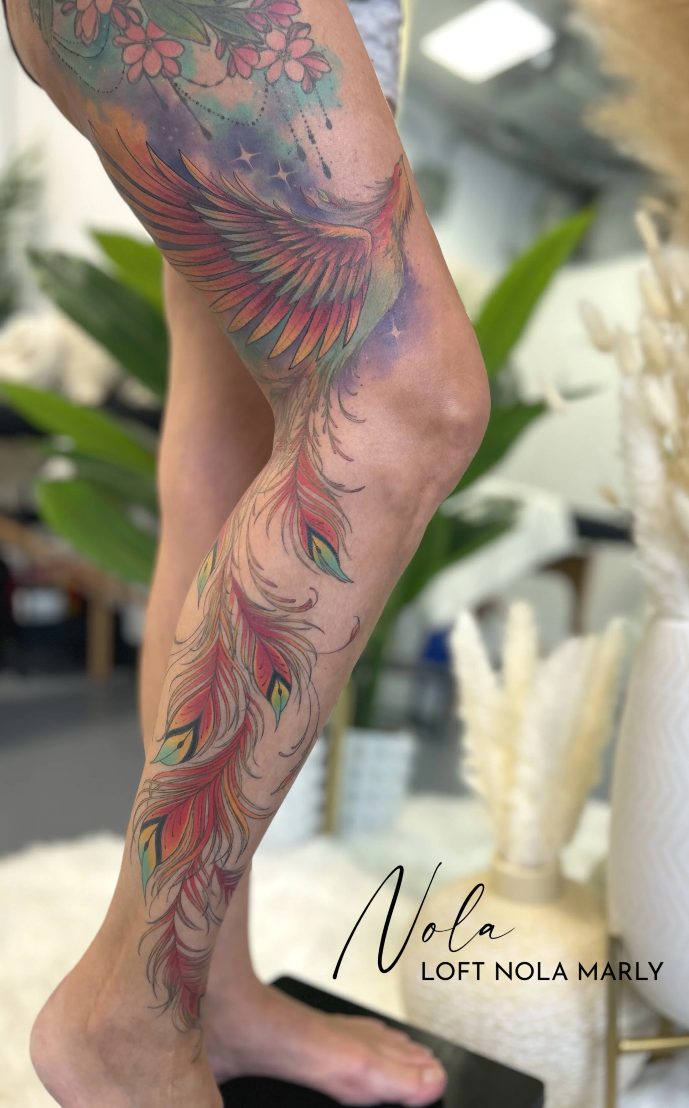 Tattoo Phoenix jambe complète en couleurs vives très féminin 