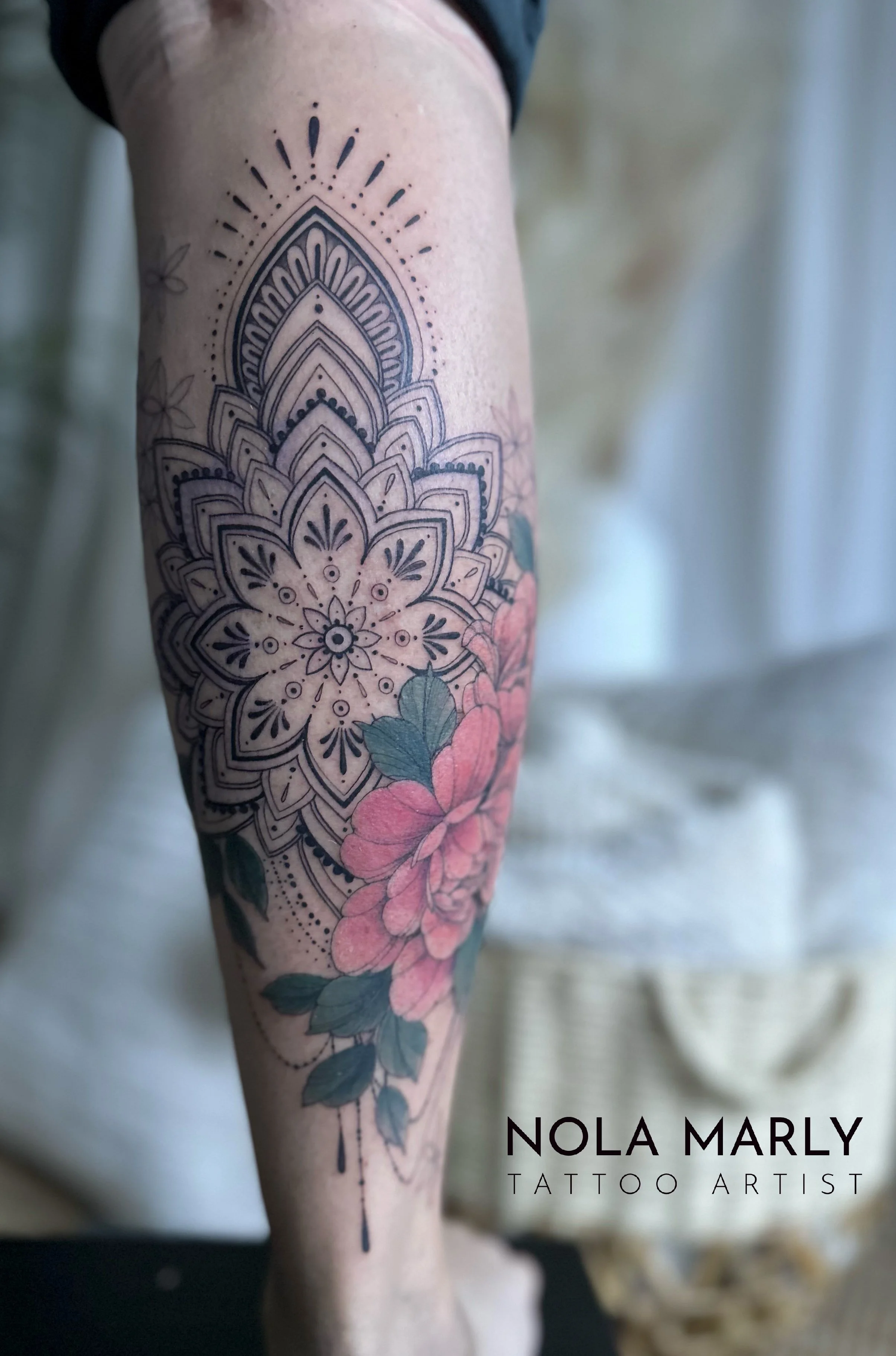 Tattoo mandala mollet avec pivoines couleurs et géométrie fleur de vie. Très féminin 