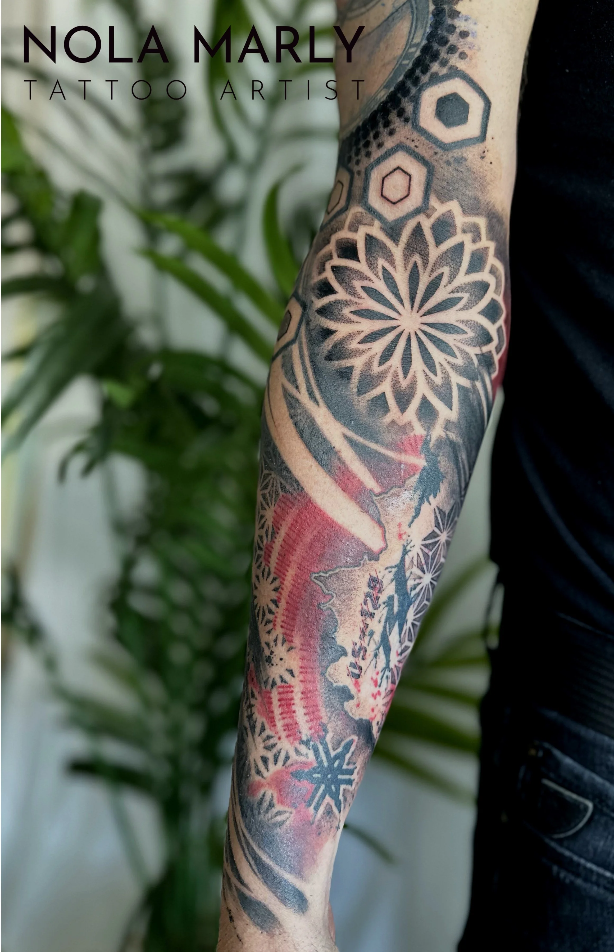 Tattoo style trash polka rouge et noir avec texture black work ornemental, Mandala et géométrique 