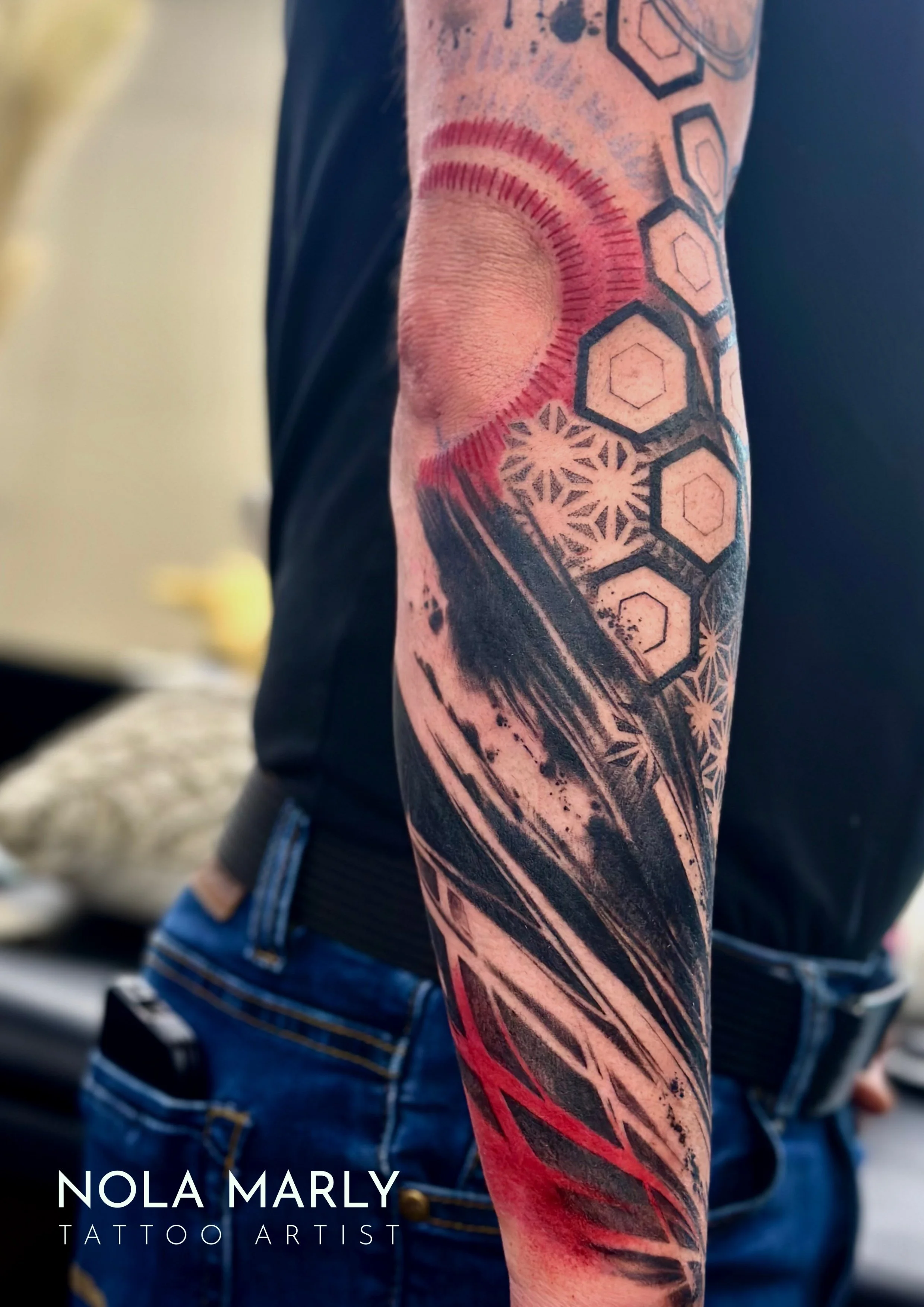 Tattoo style trash polka rouge et noir avec texture black work ornemental et géométrique 