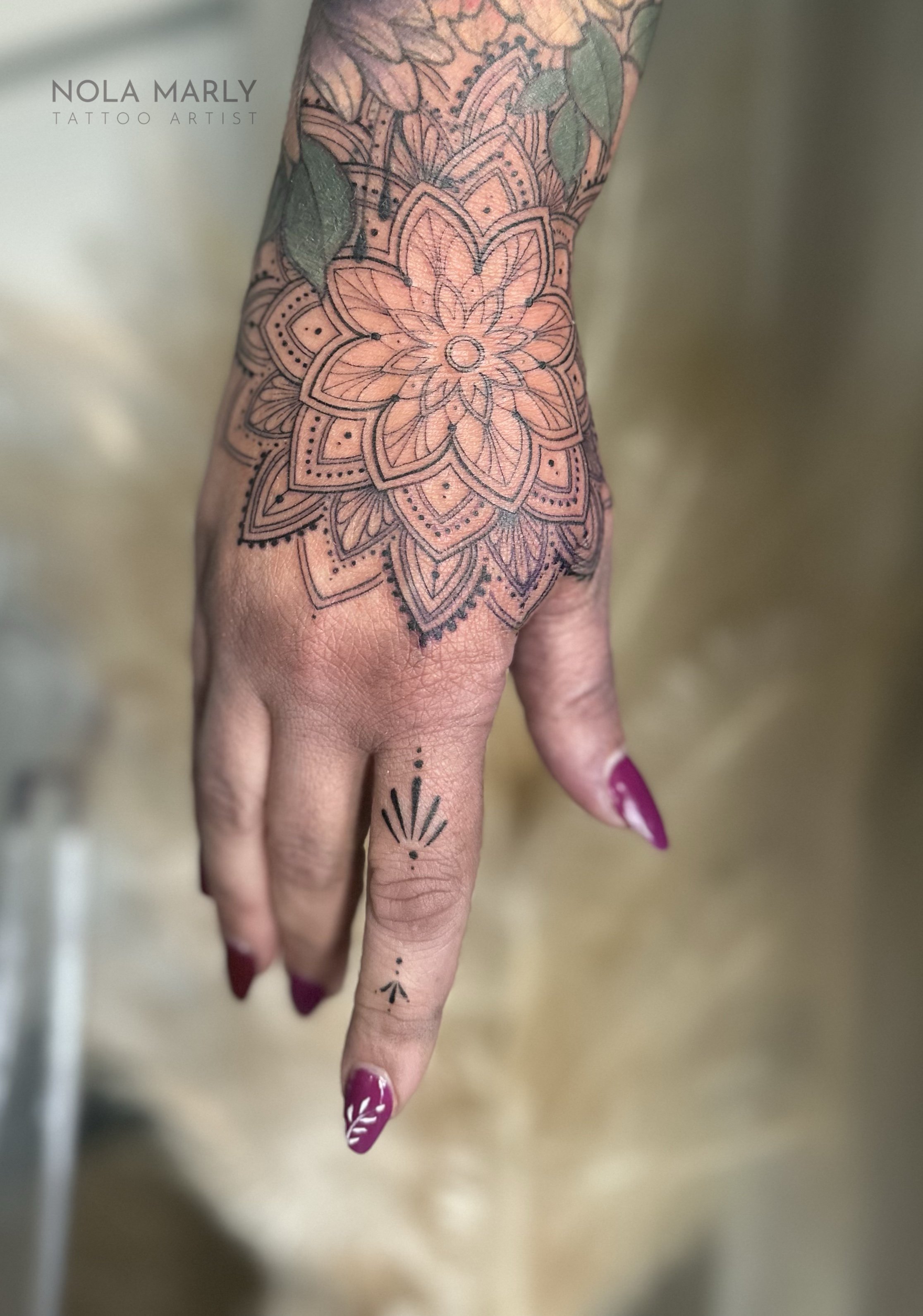 Tattoo mandala sur la main, très détaillés et féminin avec tattoo sur le doigt