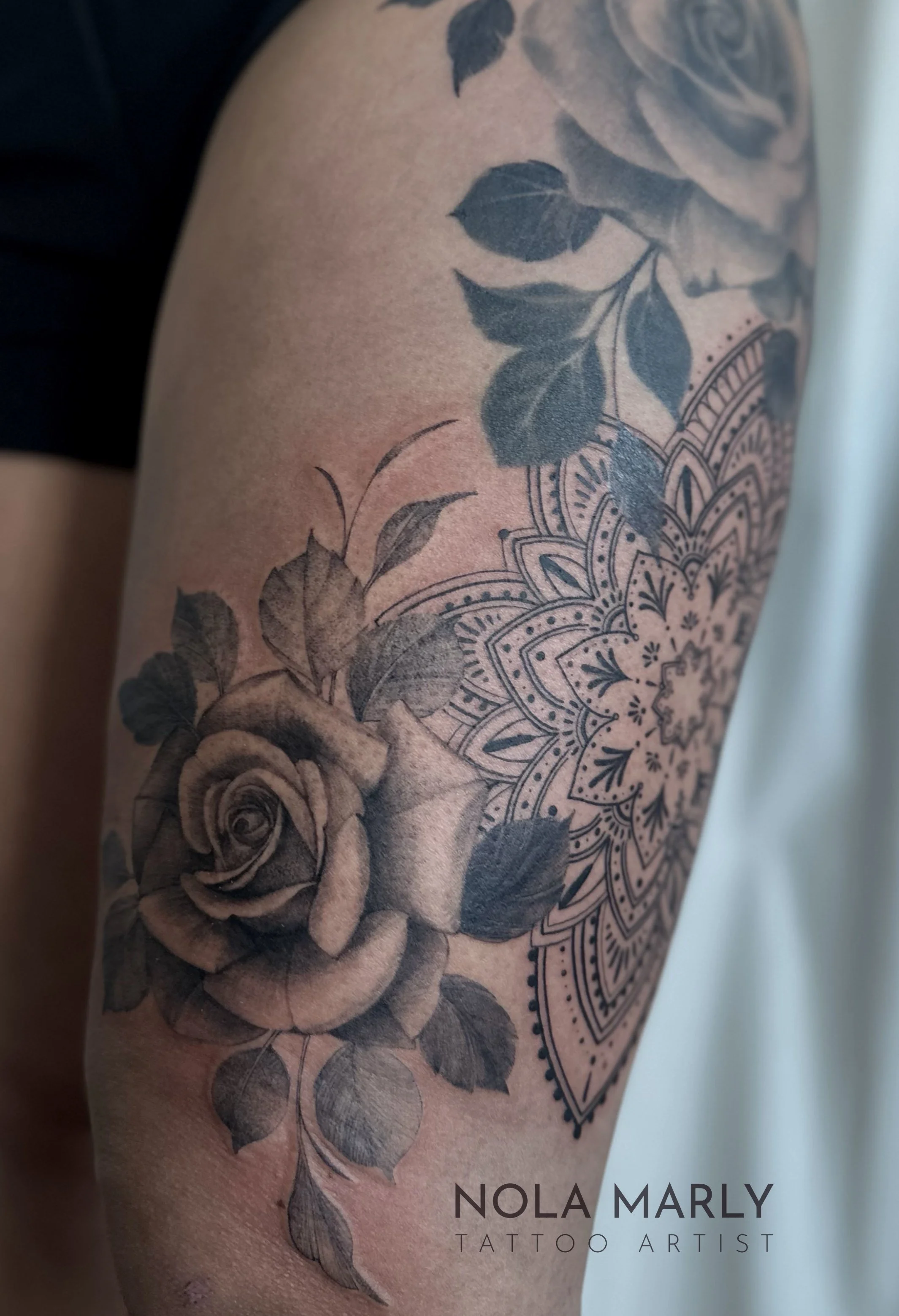 Tattoo Mandala ornemental et rose fine line, sur la cuisse. 