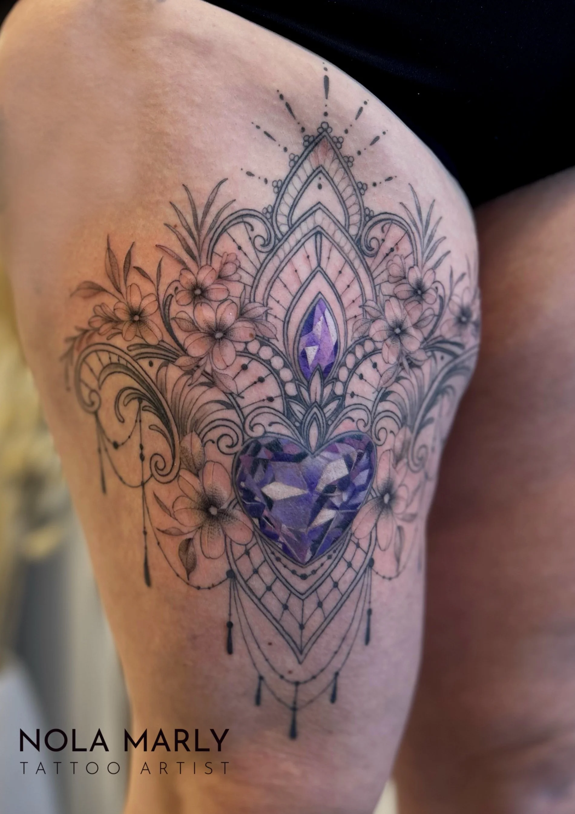 Tattoo cuisse mandala et ornementale avec diamant en forme de cœur mauve, bijoux et petites fleurs lignes fines 