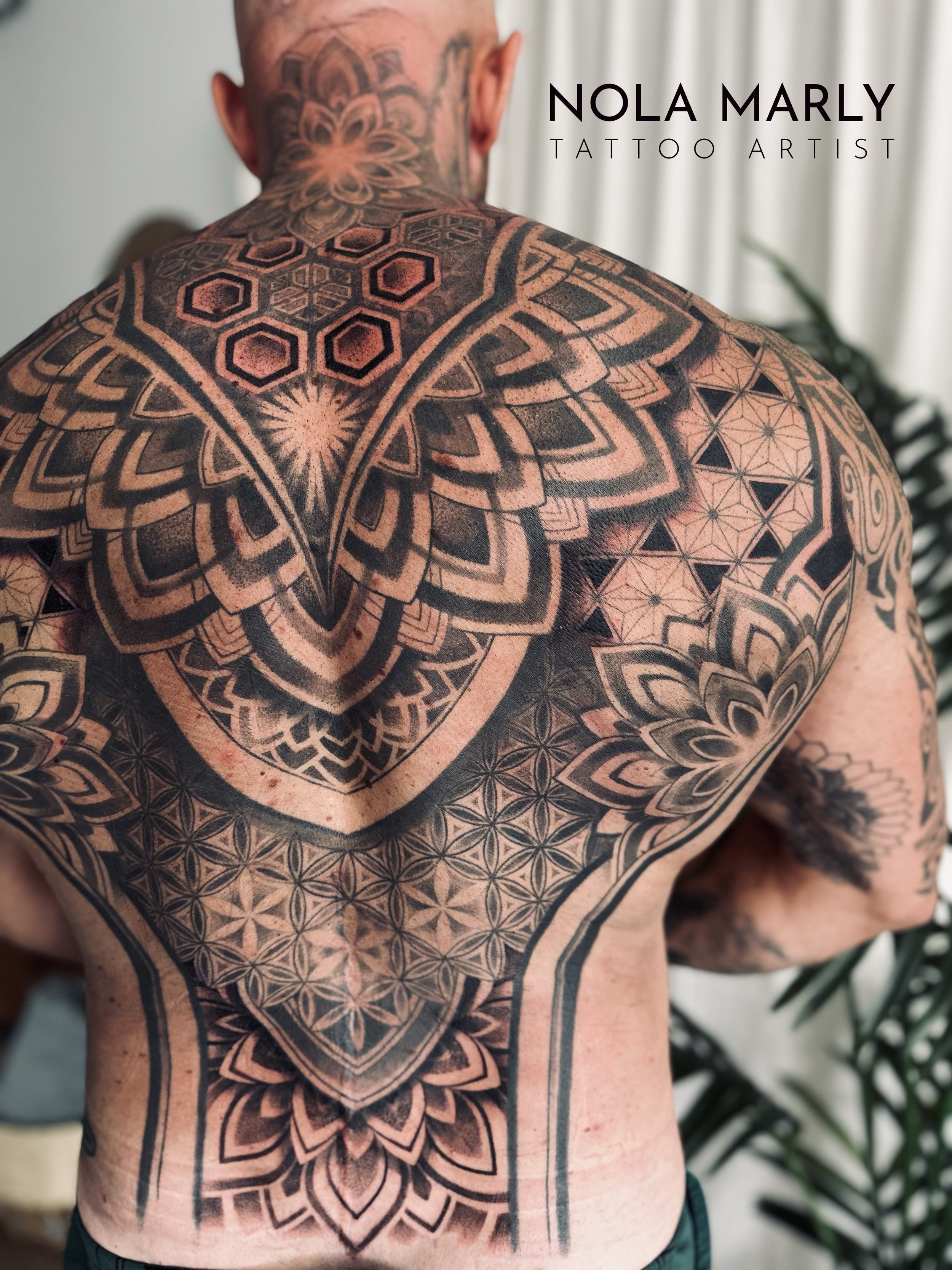 Tattoo dos complet mandala et ornemental black work, détaillé et précis avec géométrie 