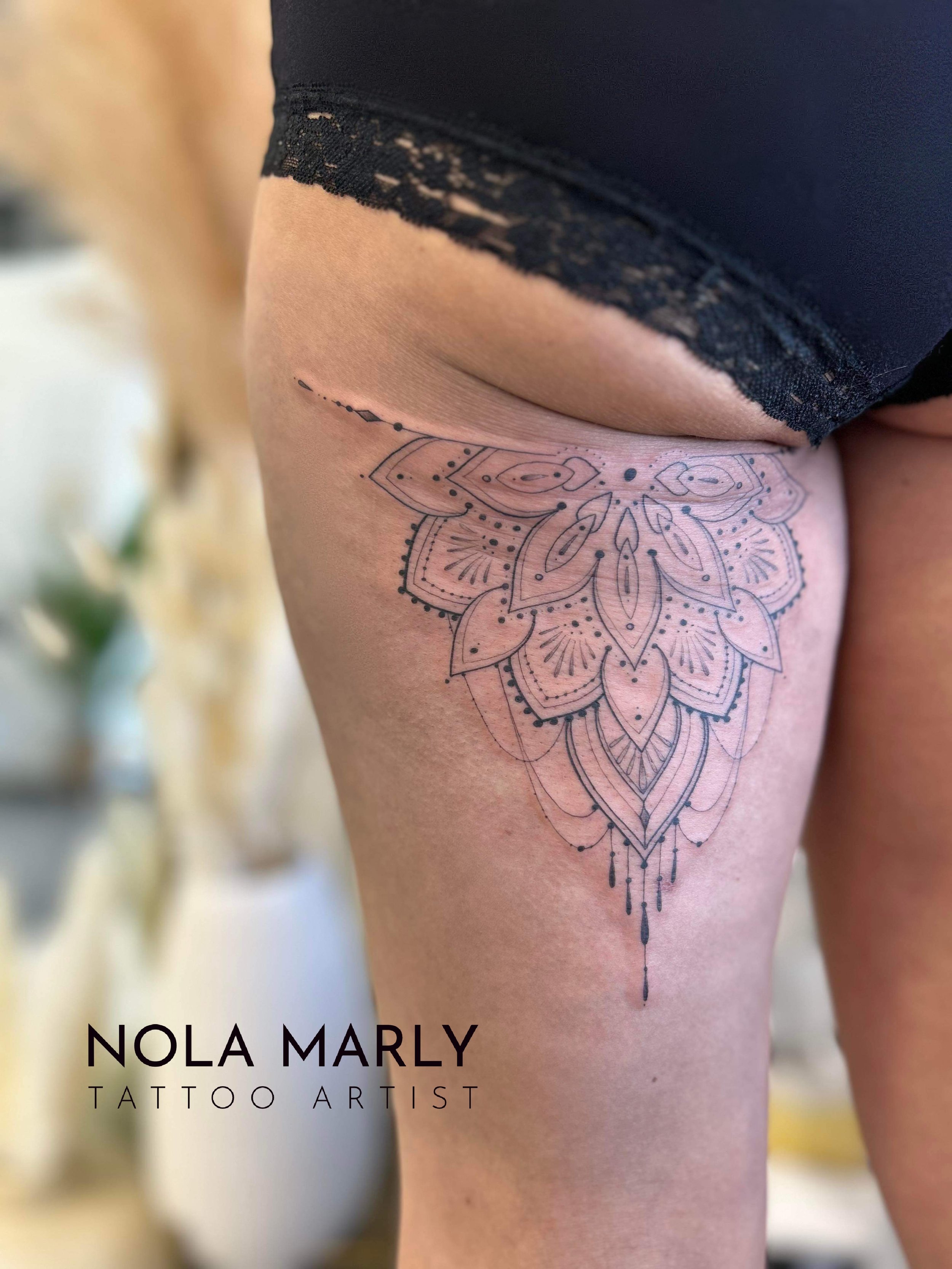 Tattoo sous la fesse mandala lignes fines très détaillés 