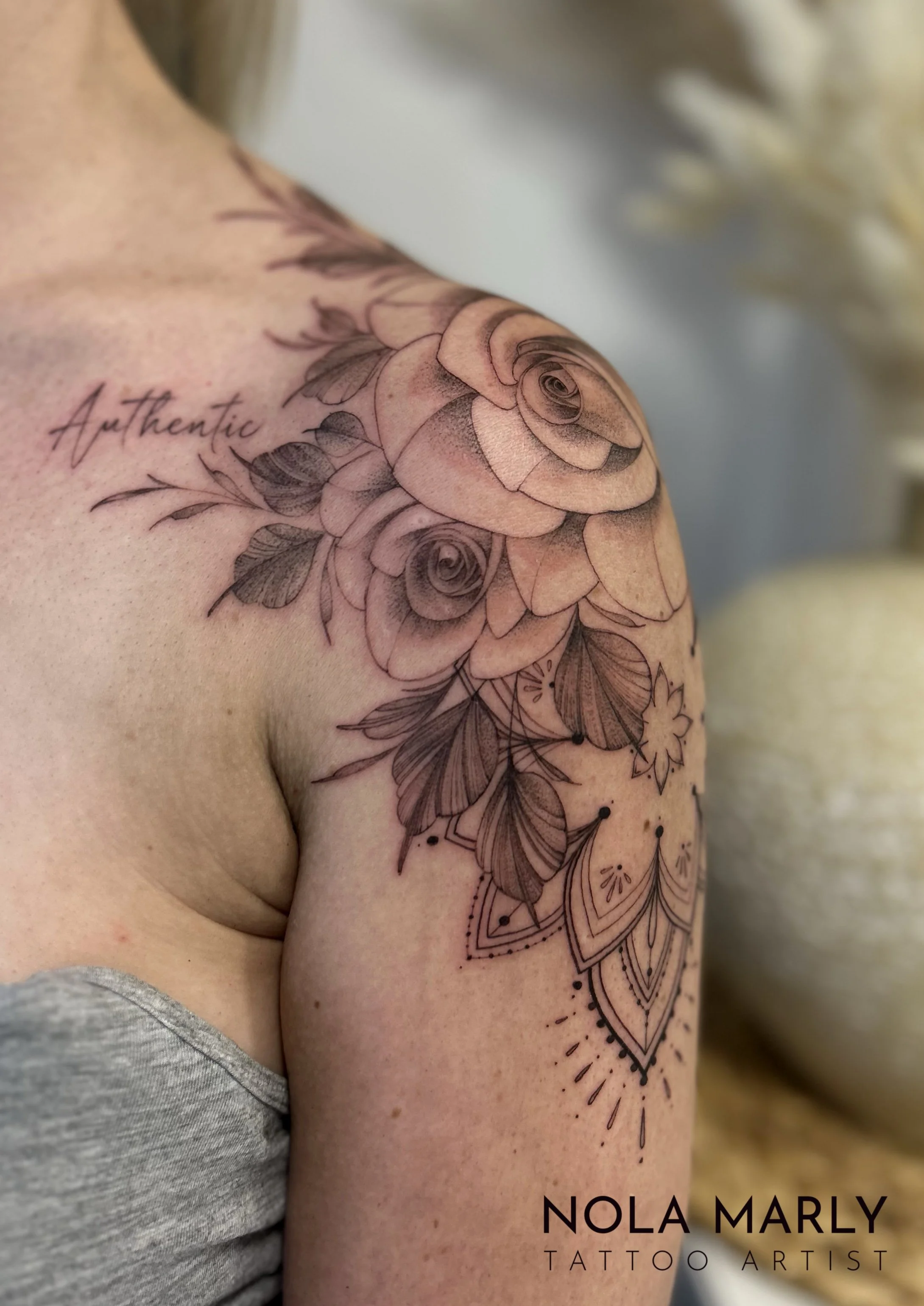  Tattoo épaule roses fine line avec mandala et le mot Authentic très féminin 