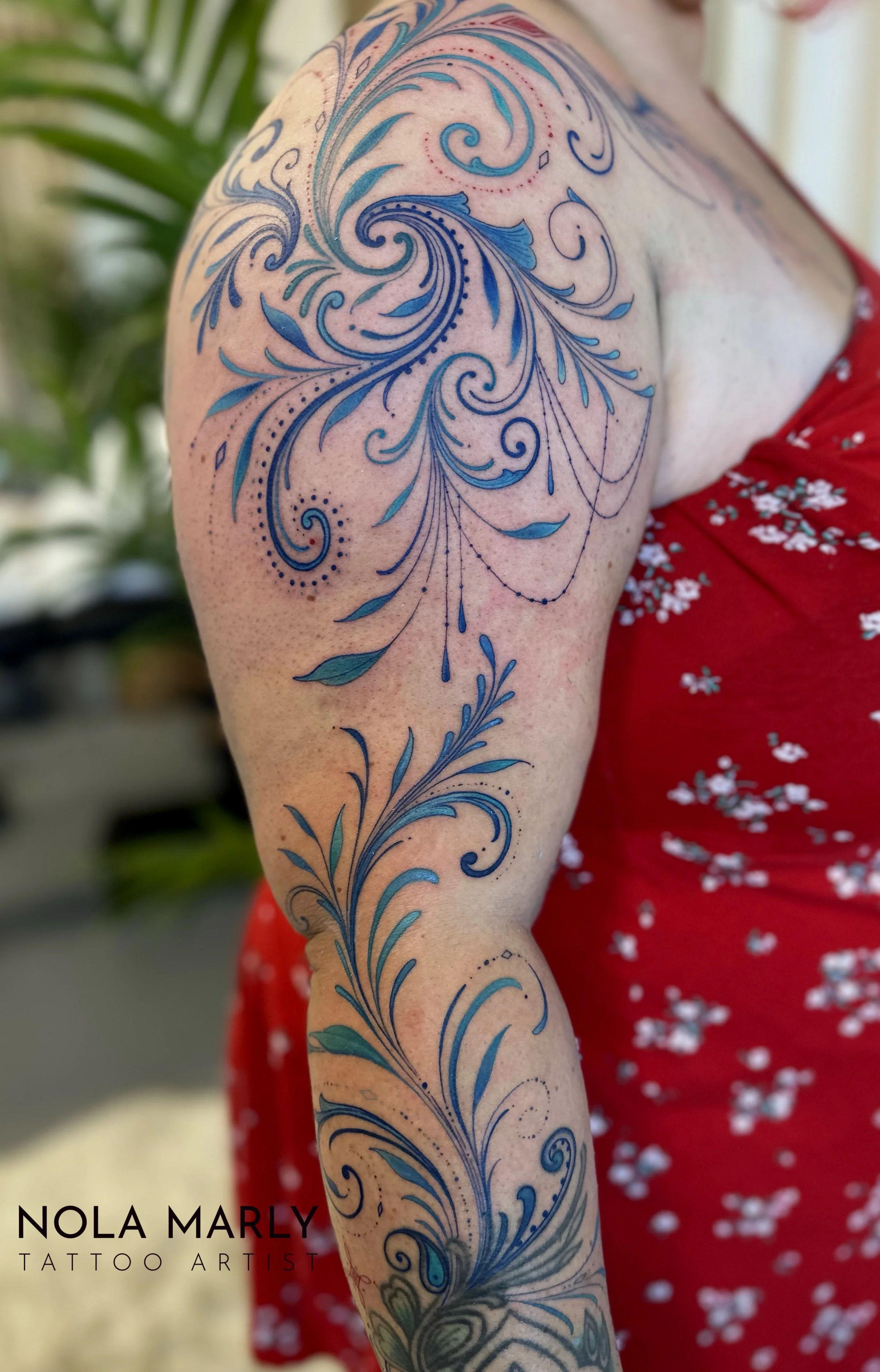 Tattoo bras ornamental palette de bleus avec accent rouge très détaillés et féminin 