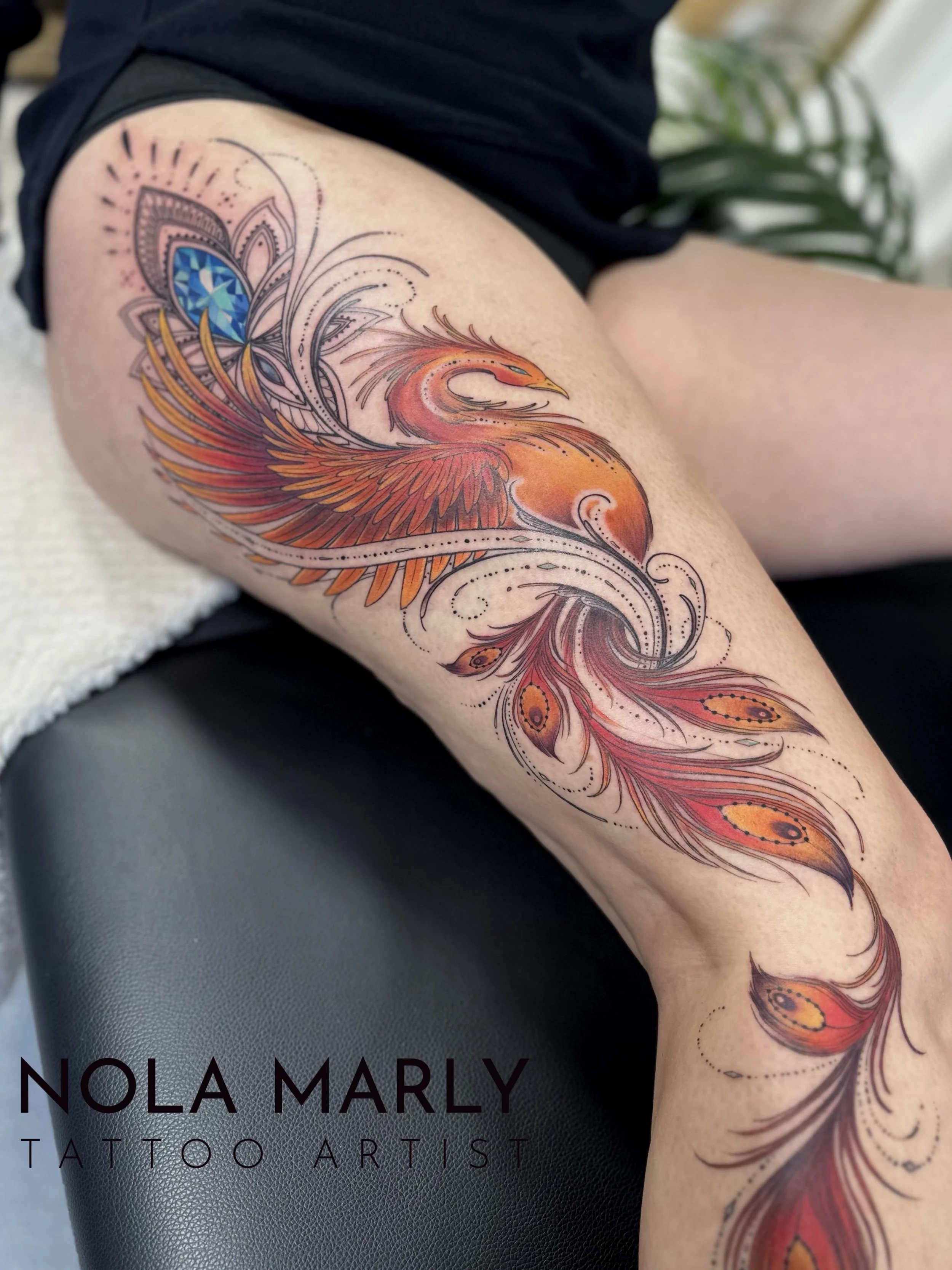 Tattoo Phoenix jambe complète en couleur vives avec diamant bleu. Détails de lignes fines  féminines.